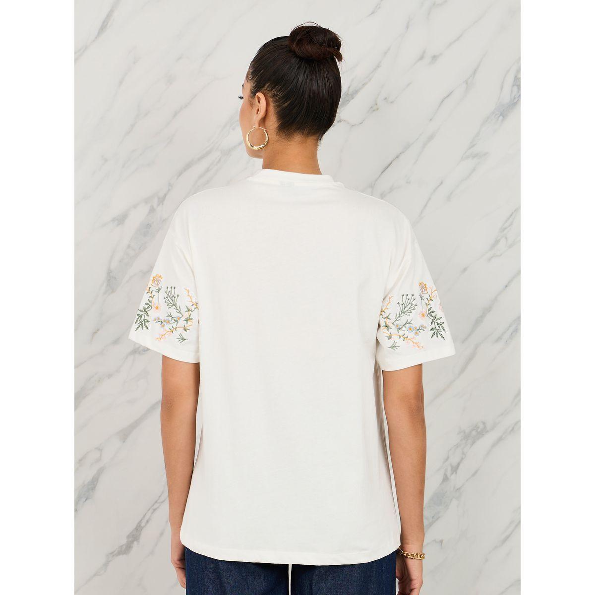 تيشيرت واسع بتفاصيل مُطرّزة وياقة دائرية-women-clothing-tshirts-image-4