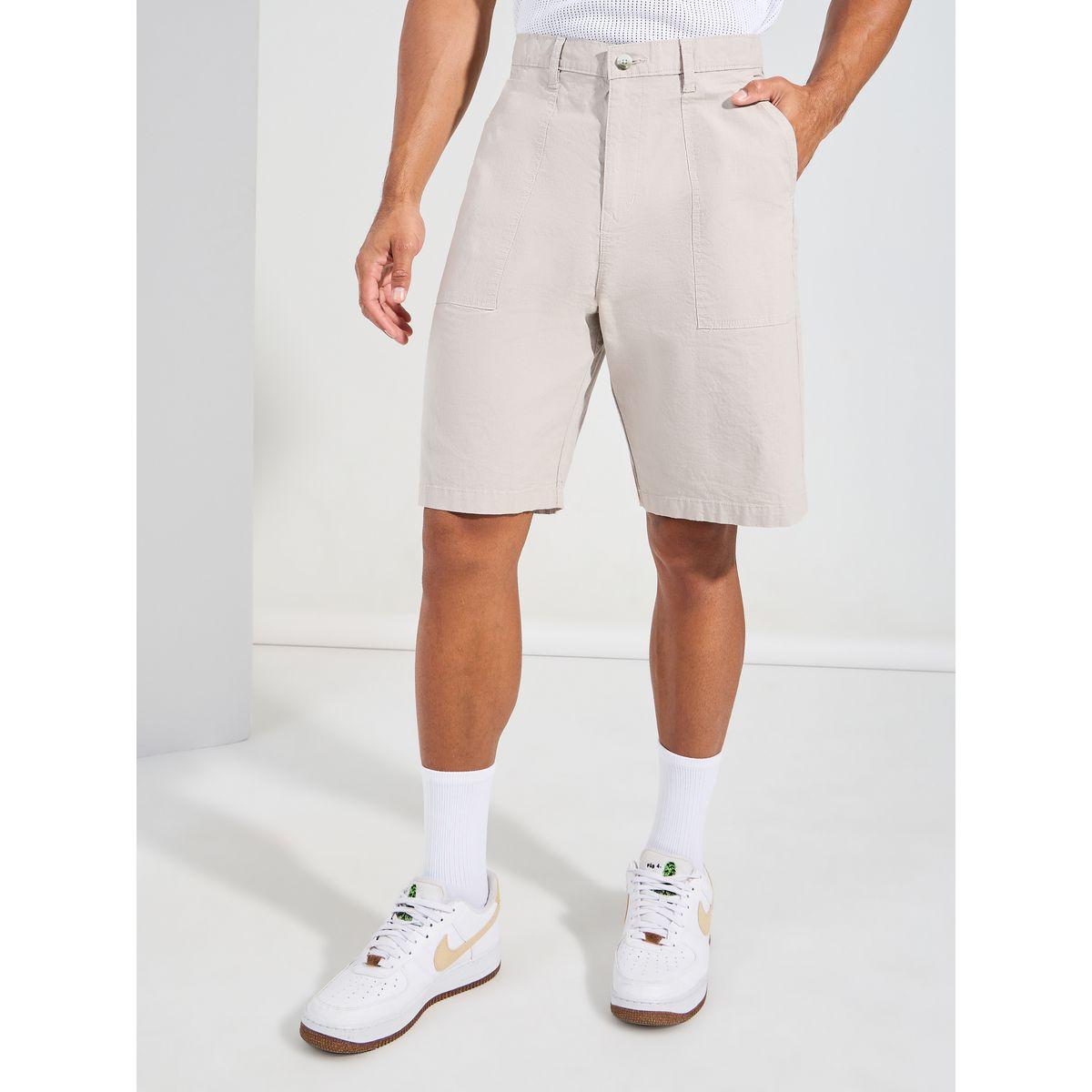شورت نجار بقصة فضفاضة وتفاصيل بارزة الملمس-men-clothing-bottoms-shorts-image-1