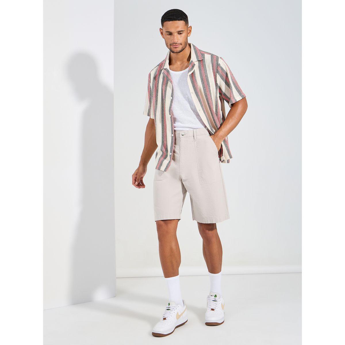 شورت نجار بقصة فضفاضة وتفاصيل بارزة الملمس-men-clothing-bottoms-shorts-image-2