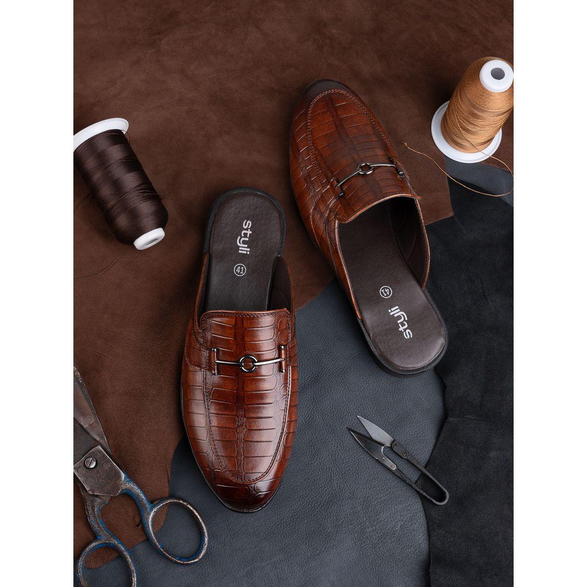 حذاء ميولز مزين بحلية معدنية براقة-men-shoes-loafersandmoccasins-image-1