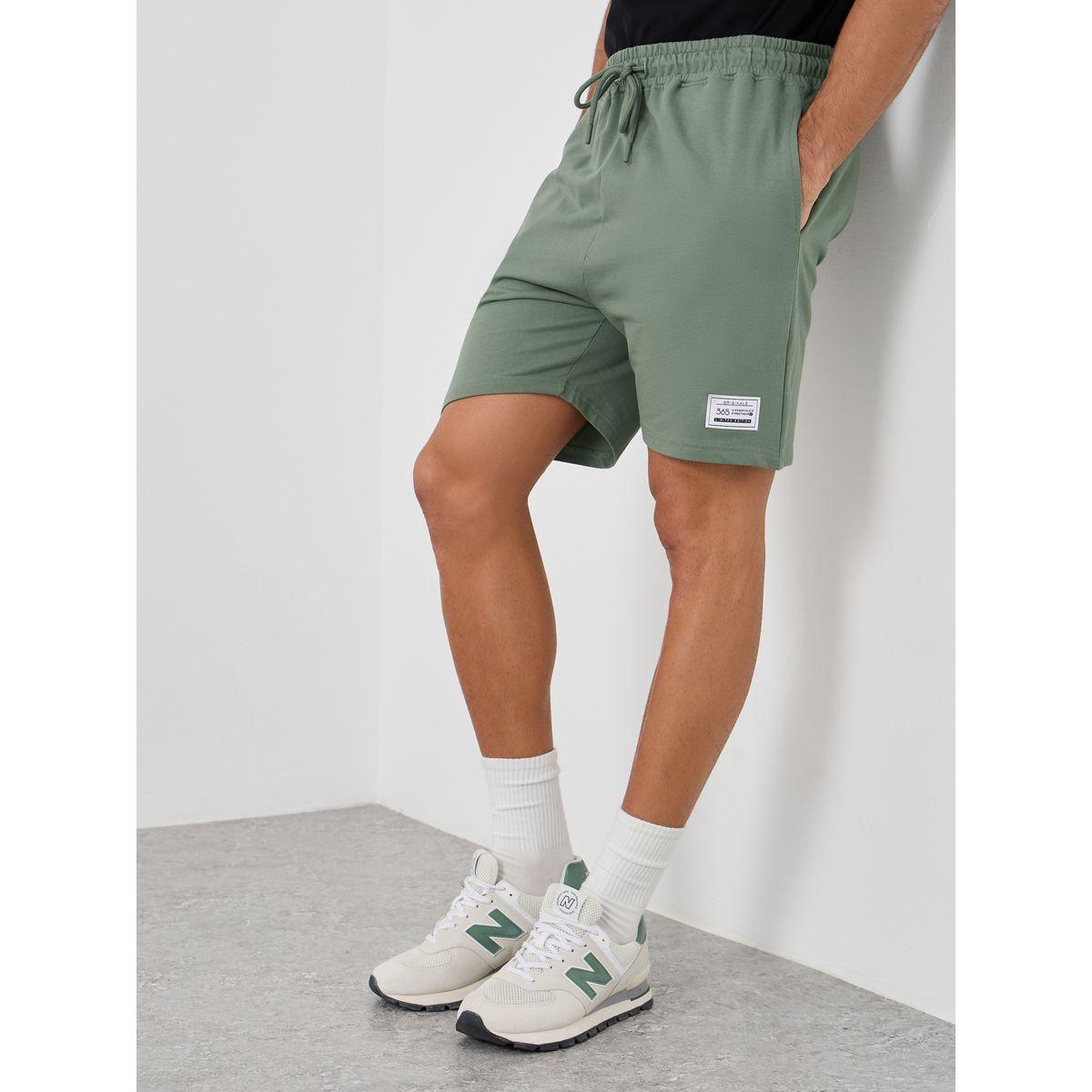 شورت تيري بقصة عادية ومزين بشارة-men-clothing-bottoms-shorts-image-1