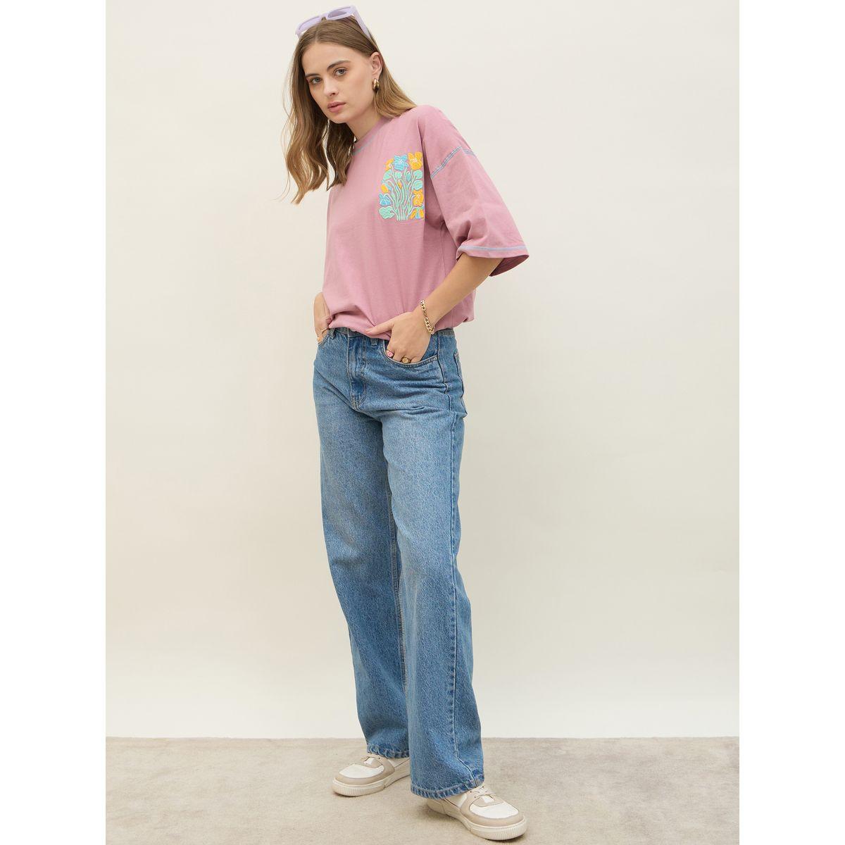 تيشيرت فضفاض بتفاصيل مُطرّزة ودرزات-women-clothing-tshirts-image-1