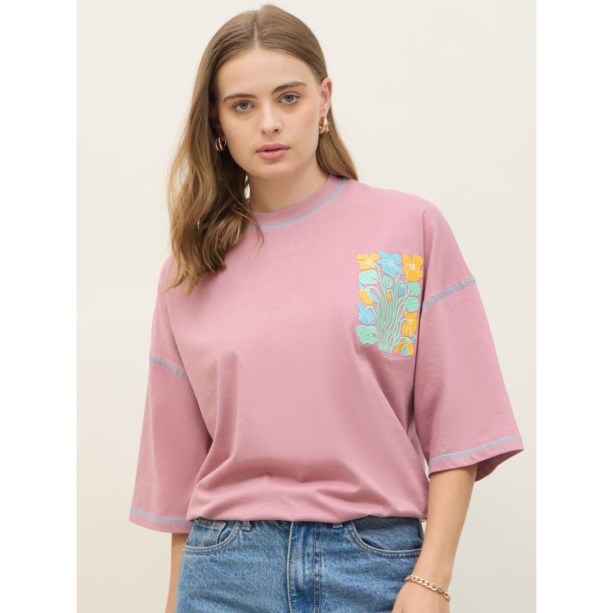تيشيرت فضفاض بتفاصيل مُطرّزة ودرزات-women-clothing-tshirts-image-2