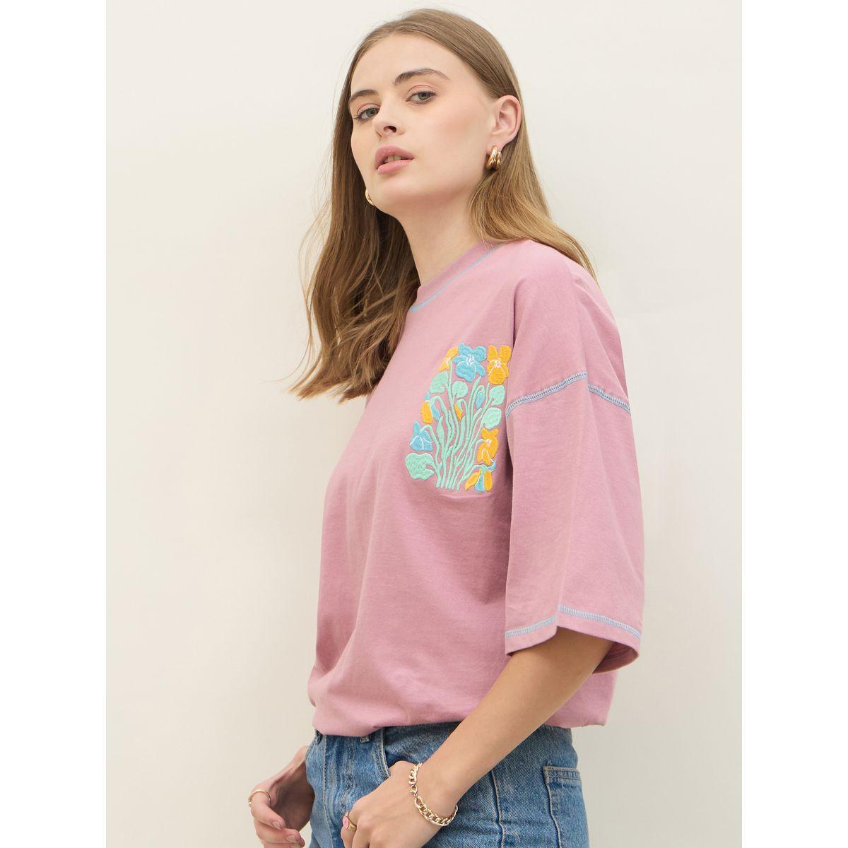 تيشيرت فضفاض بتفاصيل مُطرّزة ودرزات-women-clothing-tshirts-image-3