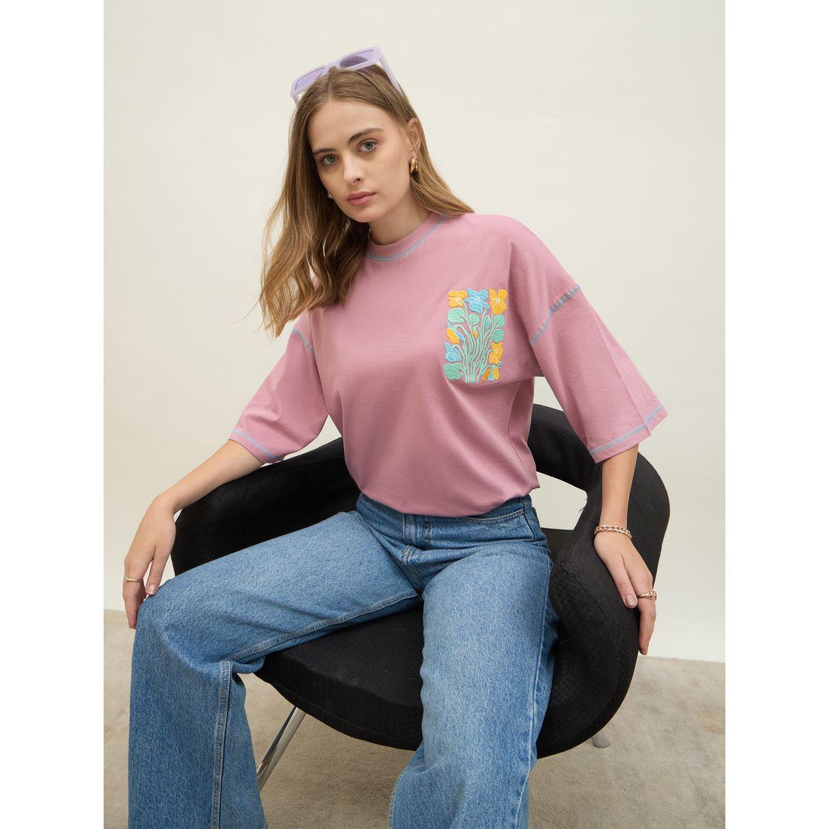 تيشيرت فضفاض بتفاصيل مُطرّزة ودرزات-women-clothing-tshirts-image-6