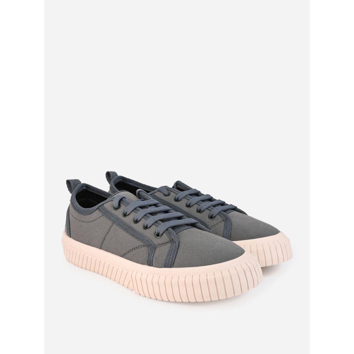 حذاء سنيكرز بتداخلات مدروزة ورباط غلق-men-shoes-sneakers-image-3