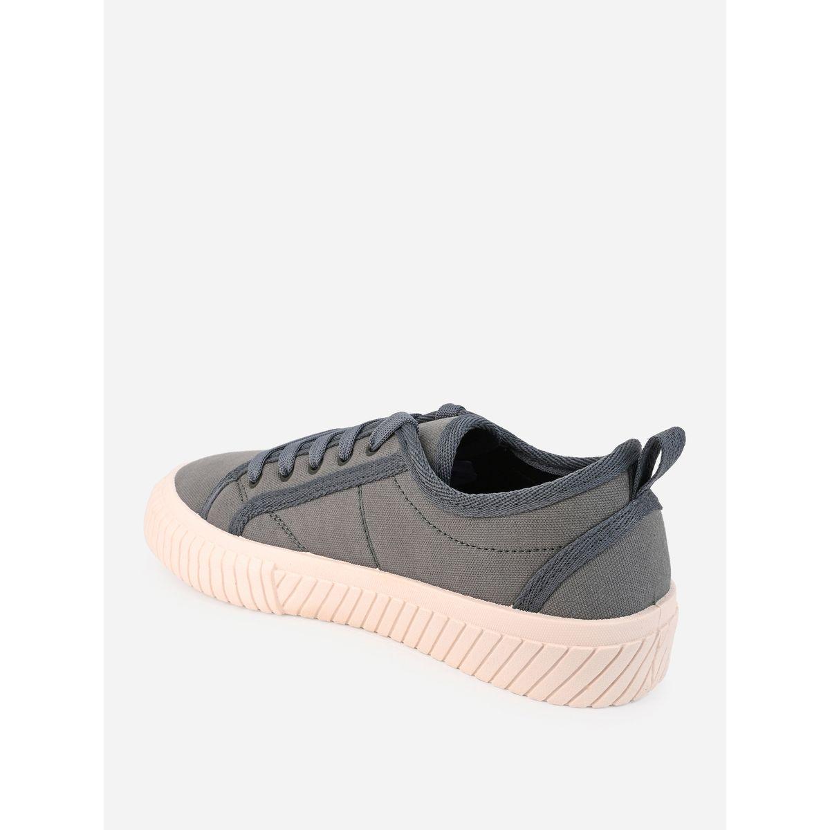 حذاء سنيكرز بتداخلات مدروزة ورباط غلق-men-shoes-sneakers-image-4