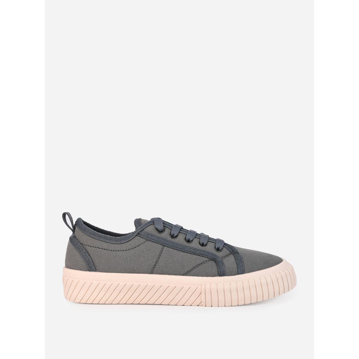 حذاء سنيكرز بتداخلات مدروزة ورباط غلق-men-shoes-sneakers-image-5