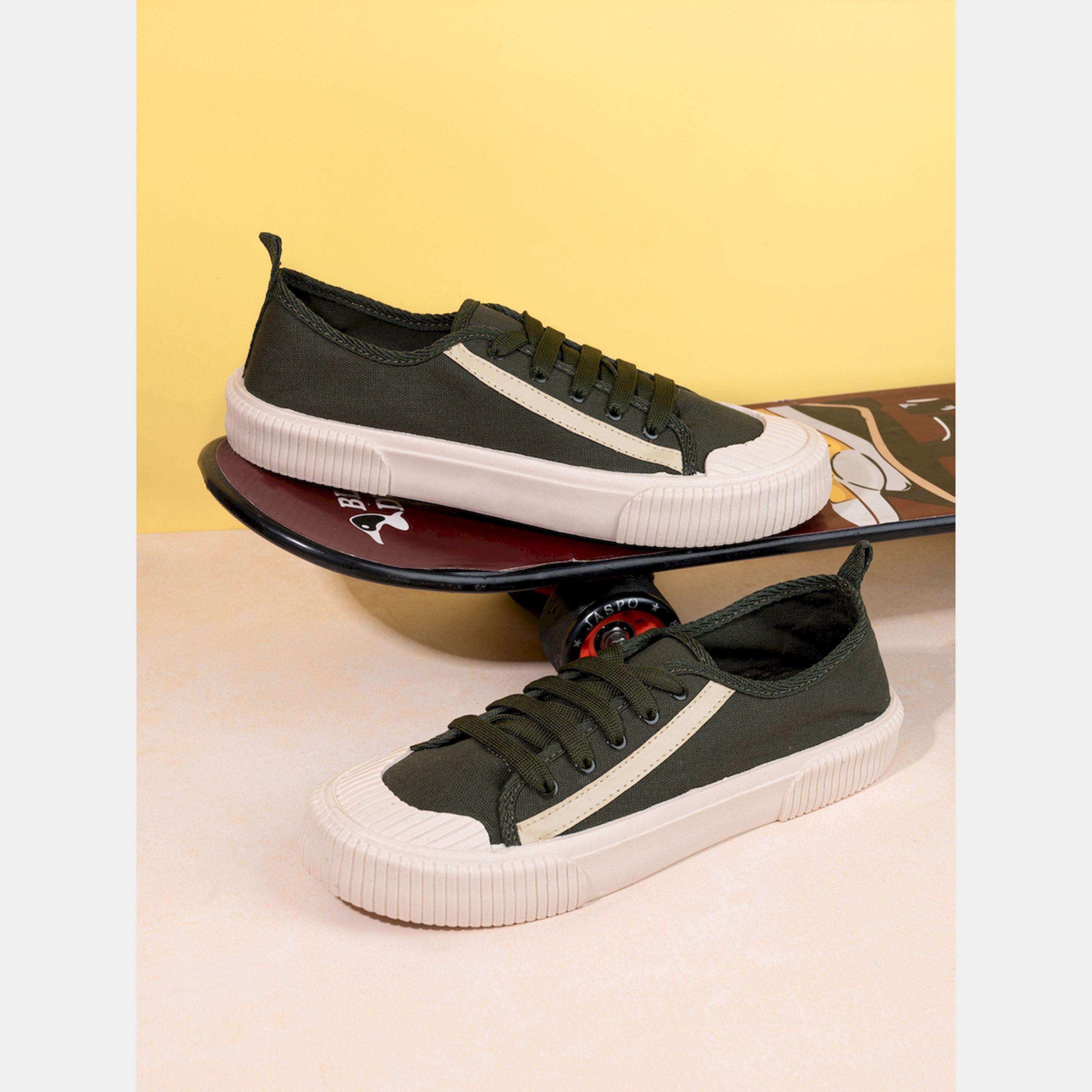 ستايلي - حذاء رياضي من القماش مزين بشريط وبرباط-men-shoes-sneakers-image-2