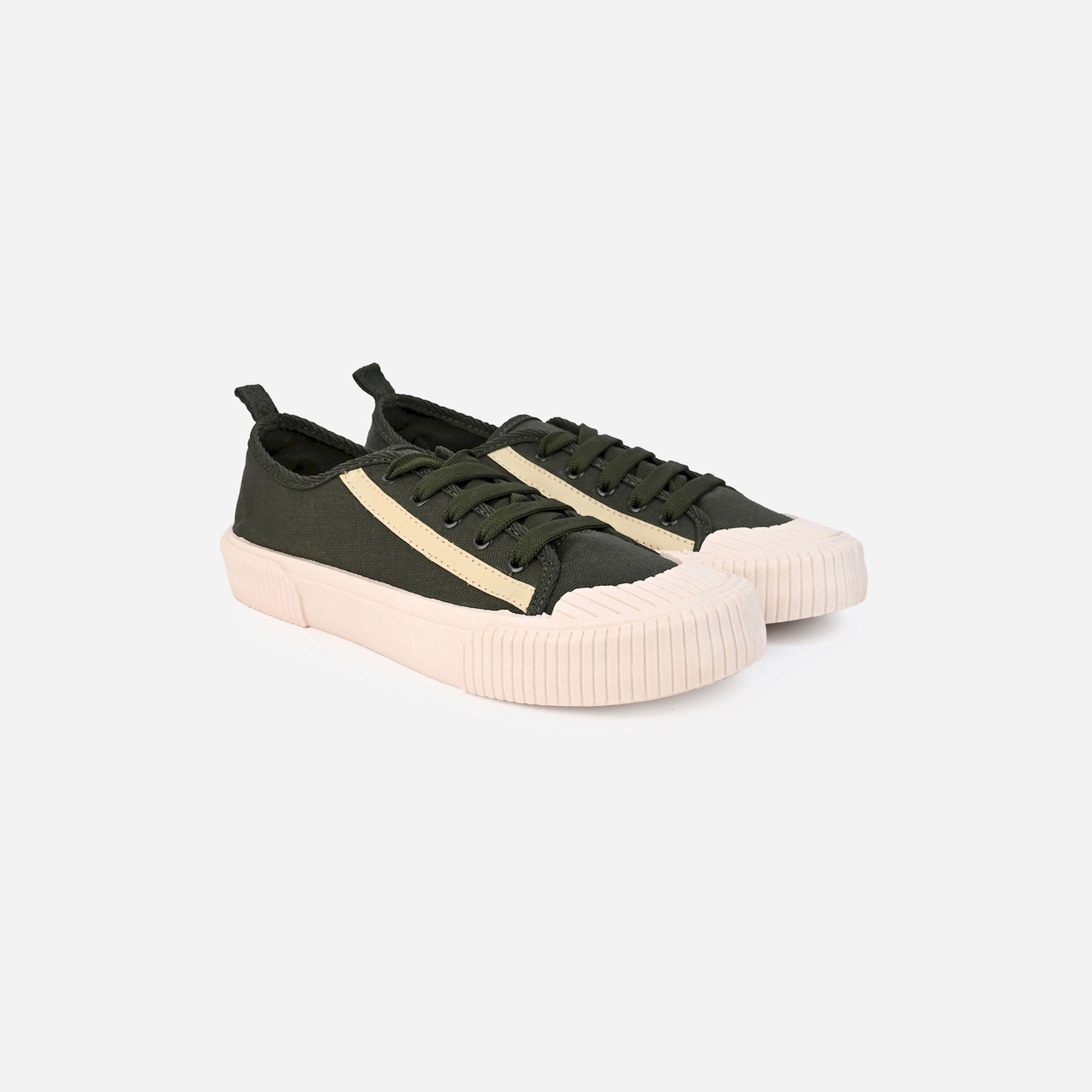 ستايلي - حذاء رياضي من القماش مزين بشريط وبرباط-men-shoes-sneakers-image-3