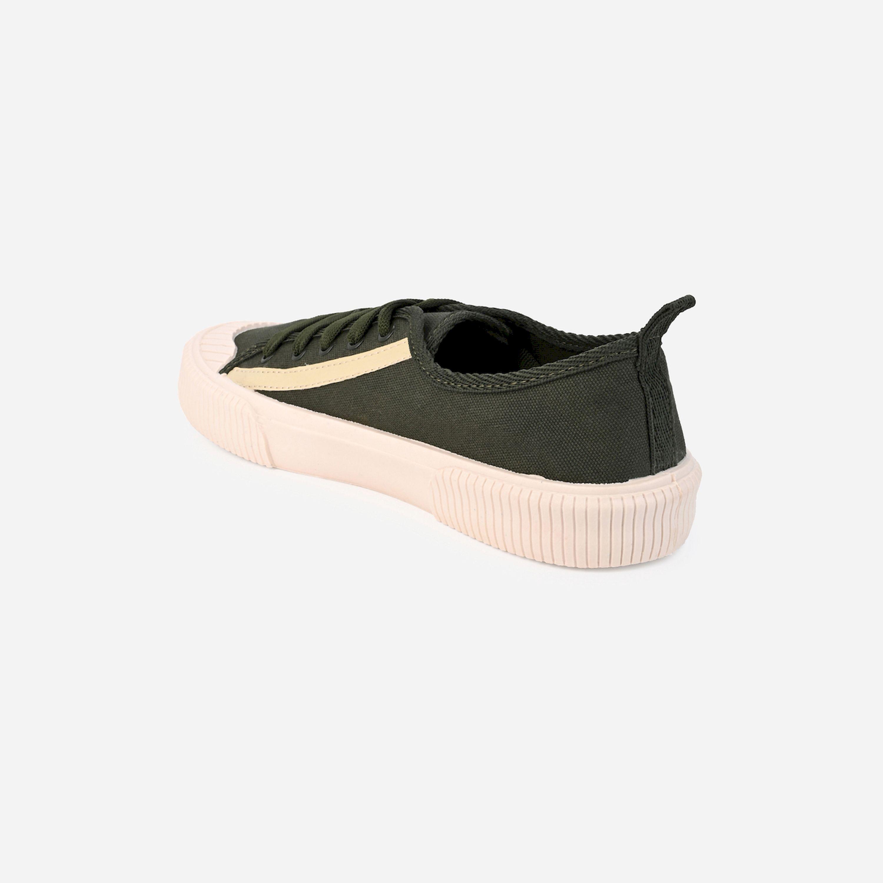ستايلي - حذاء رياضي من القماش مزين بشريط وبرباط-men-shoes-sneakers-image-4