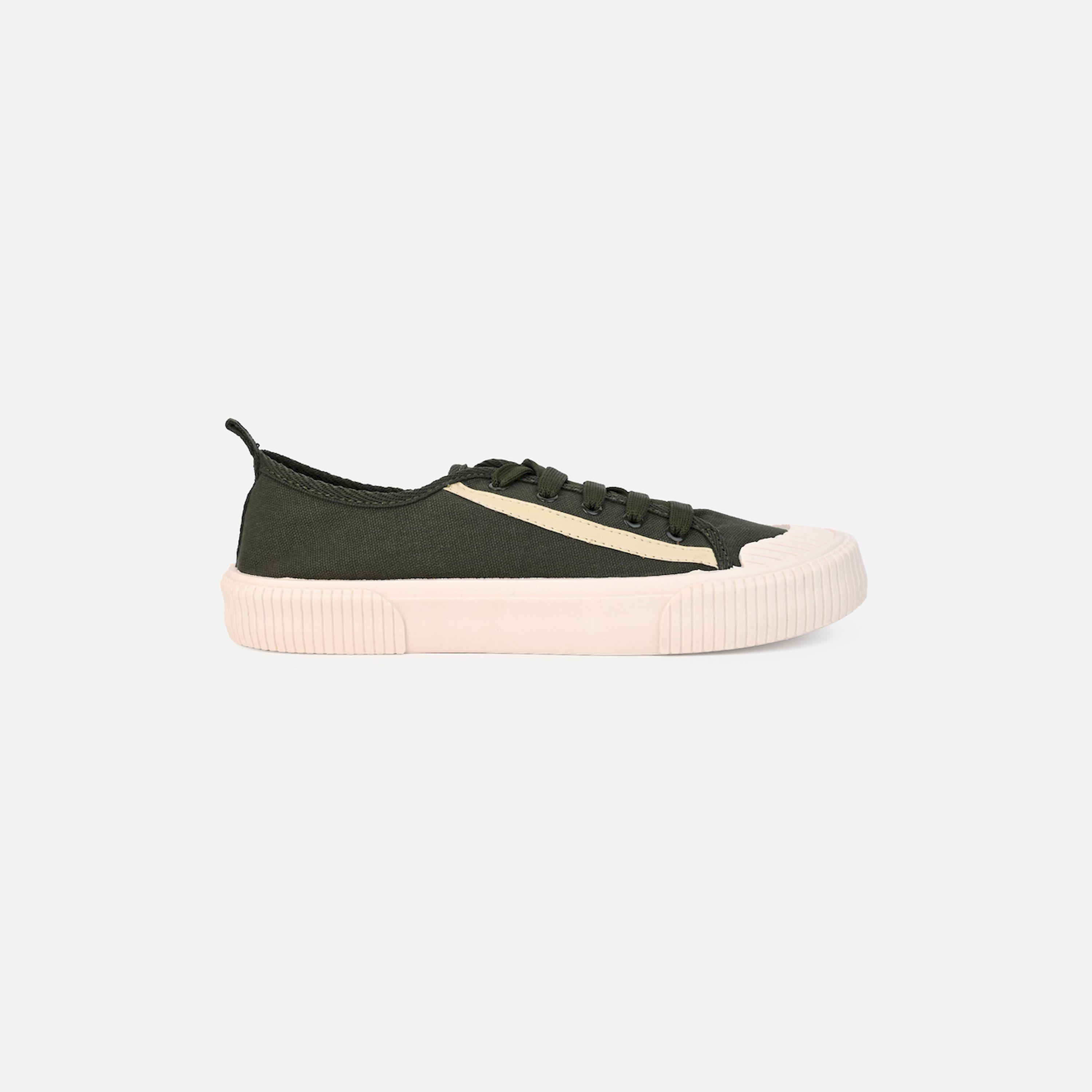 ستايلي - حذاء رياضي من القماش مزين بشريط وبرباط-men-shoes-sneakers-image-5