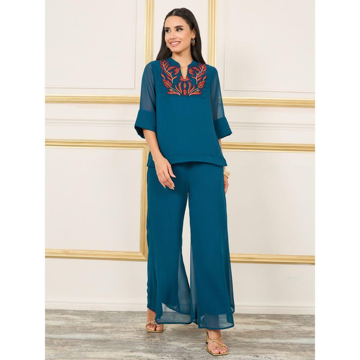 طقم من بنطال بارجل واسعة مع بلوزة بتفاصيل مُطرّزة-women-clothing-coordsets-image-1