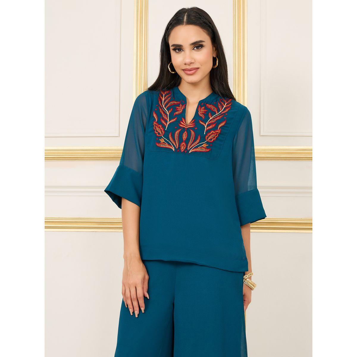 طقم من بنطال بارجل واسعة مع بلوزة بتفاصيل مُطرّزة-women-clothing-coordsets-image-2