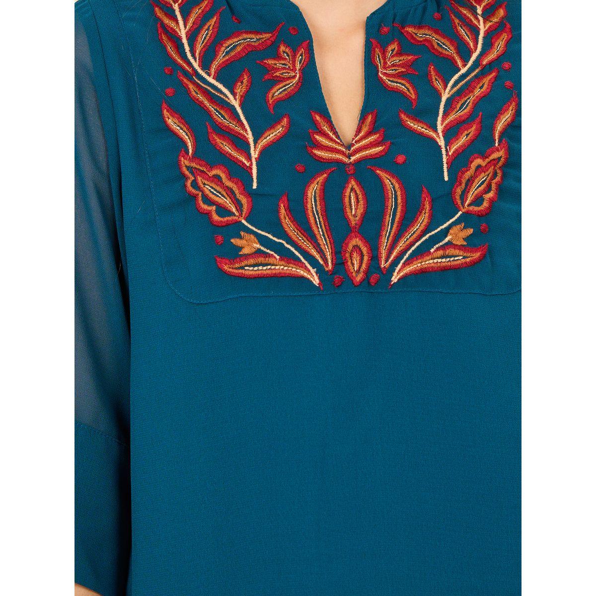 طقم من بنطال بارجل واسعة مع بلوزة بتفاصيل مُطرّزة-women-clothing-coordsets-image-3
