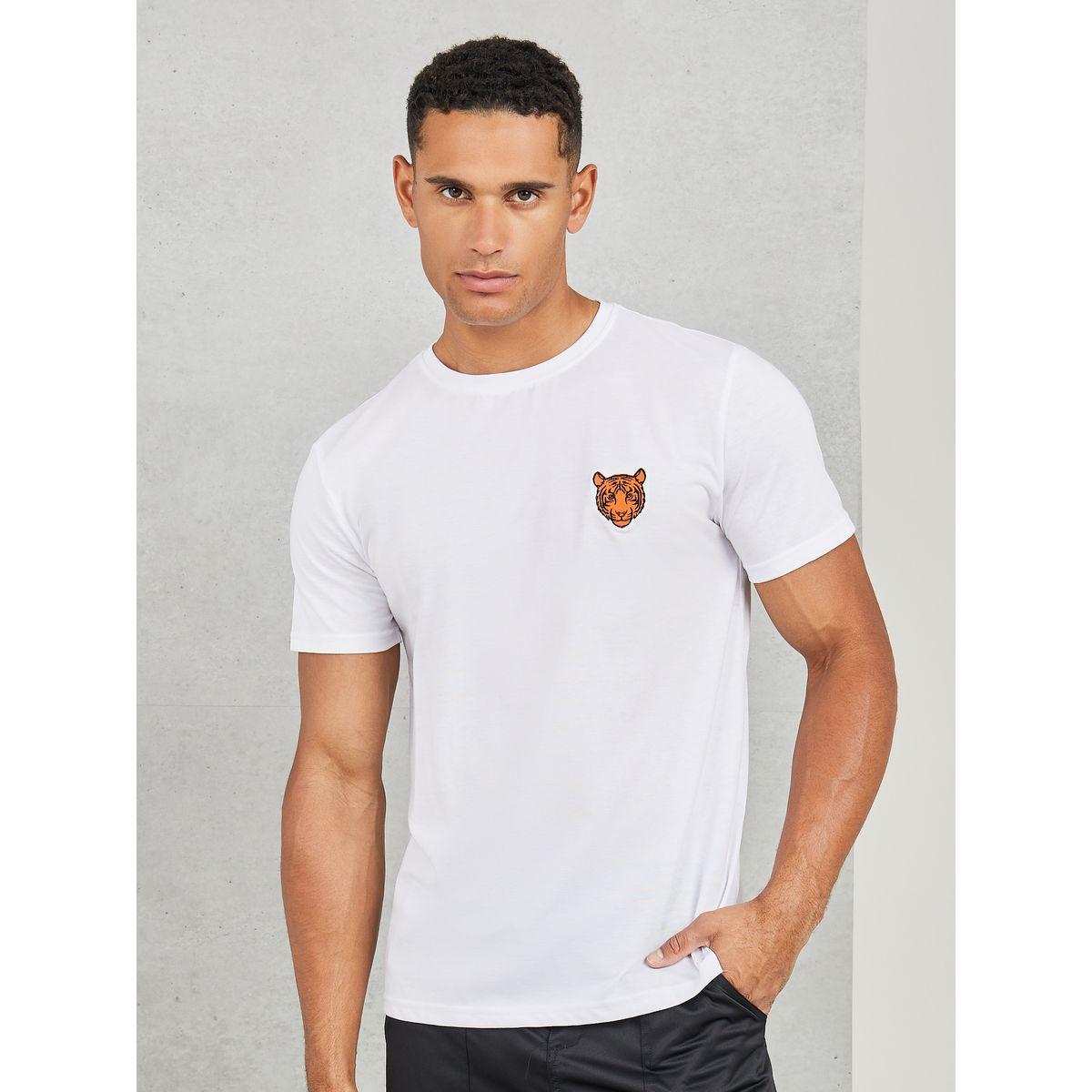 تيشيرت بتفاصيل مُطرّزة مع قصة عادية-men-clothing-tshirtsandpolos-tshirts-image-1