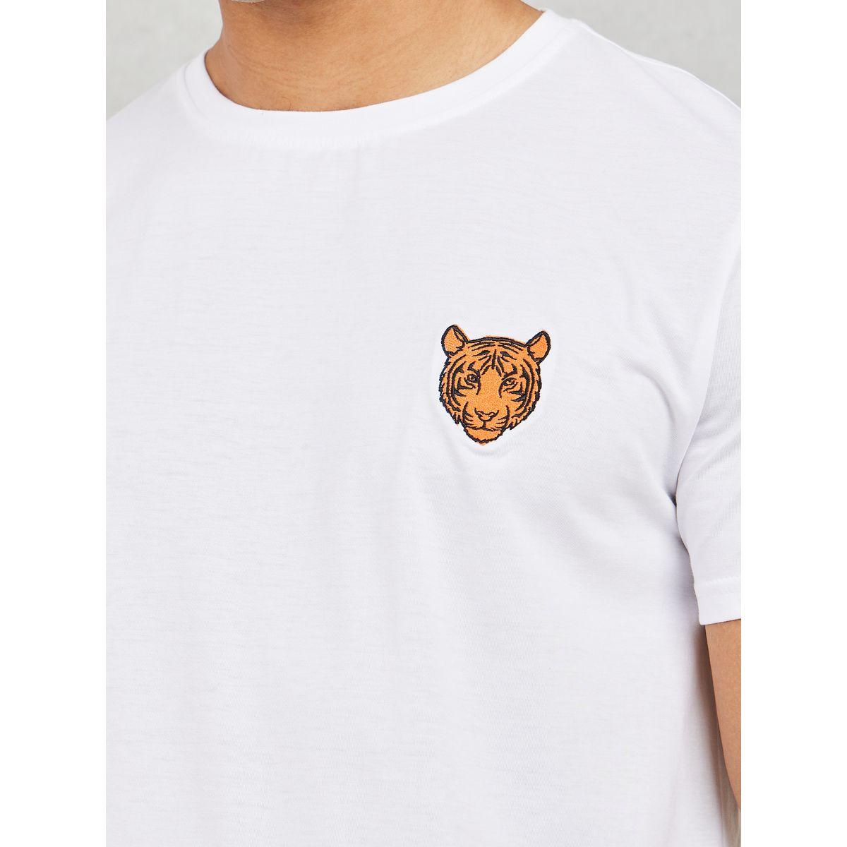 تيشيرت بتفاصيل مُطرّزة مع قصة عادية-men-clothing-tshirtsandpolos-tshirts-image-3