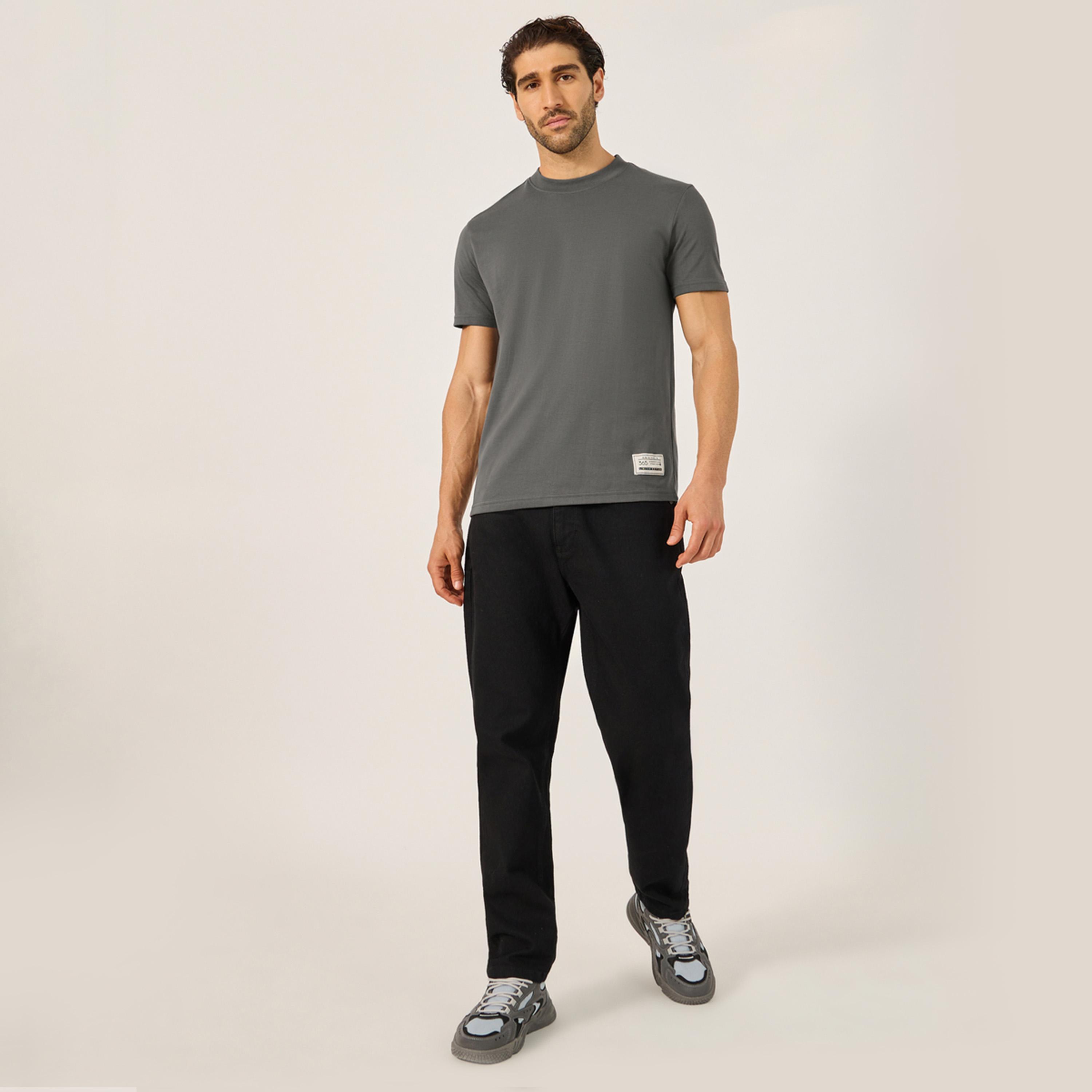 ستايلي - تي شيرت بقصّة عادية وياقة مستديرة وتفاصيل شارة-men-clothing-tshirtsandpolos-tshirts-image-2