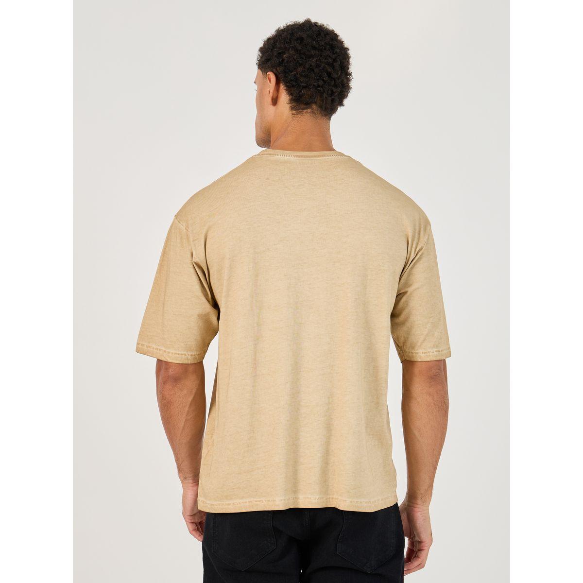 تيشيرت فضفاض بطبعة جرافيك وتفاصيل مشطوفة-men-clothing-tshirtsandpolos-tshirts-image-4