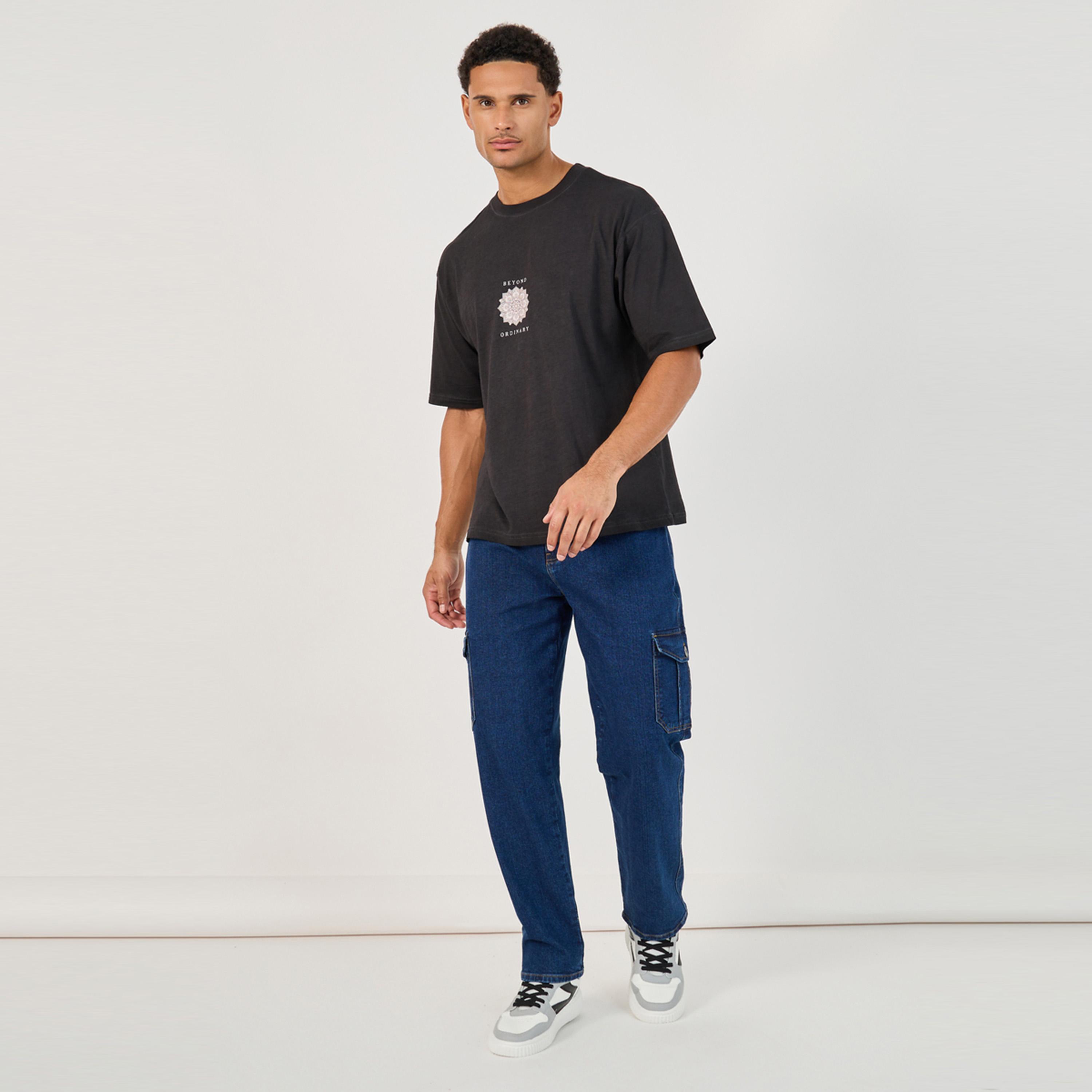 ستايلي - تي شيرت كبير الحجم بطباعة جرافيكية على الظهر ومظهر باهت-men-clothing-tshirtsandpolos-tshirts-image-2