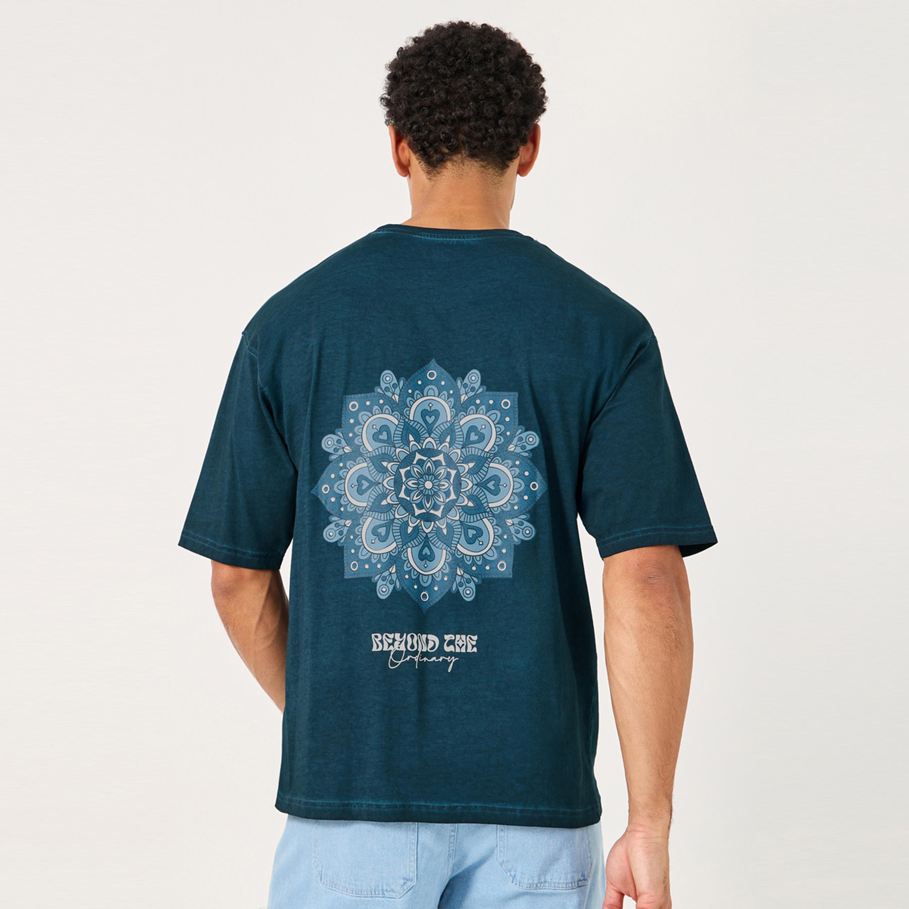 ستايلي - تي شيرت كبير الحجم بطباعة جرافيكية على الظهر ومظهر باهت-men-clothing-tshirtsandpolos-tshirts-image-1