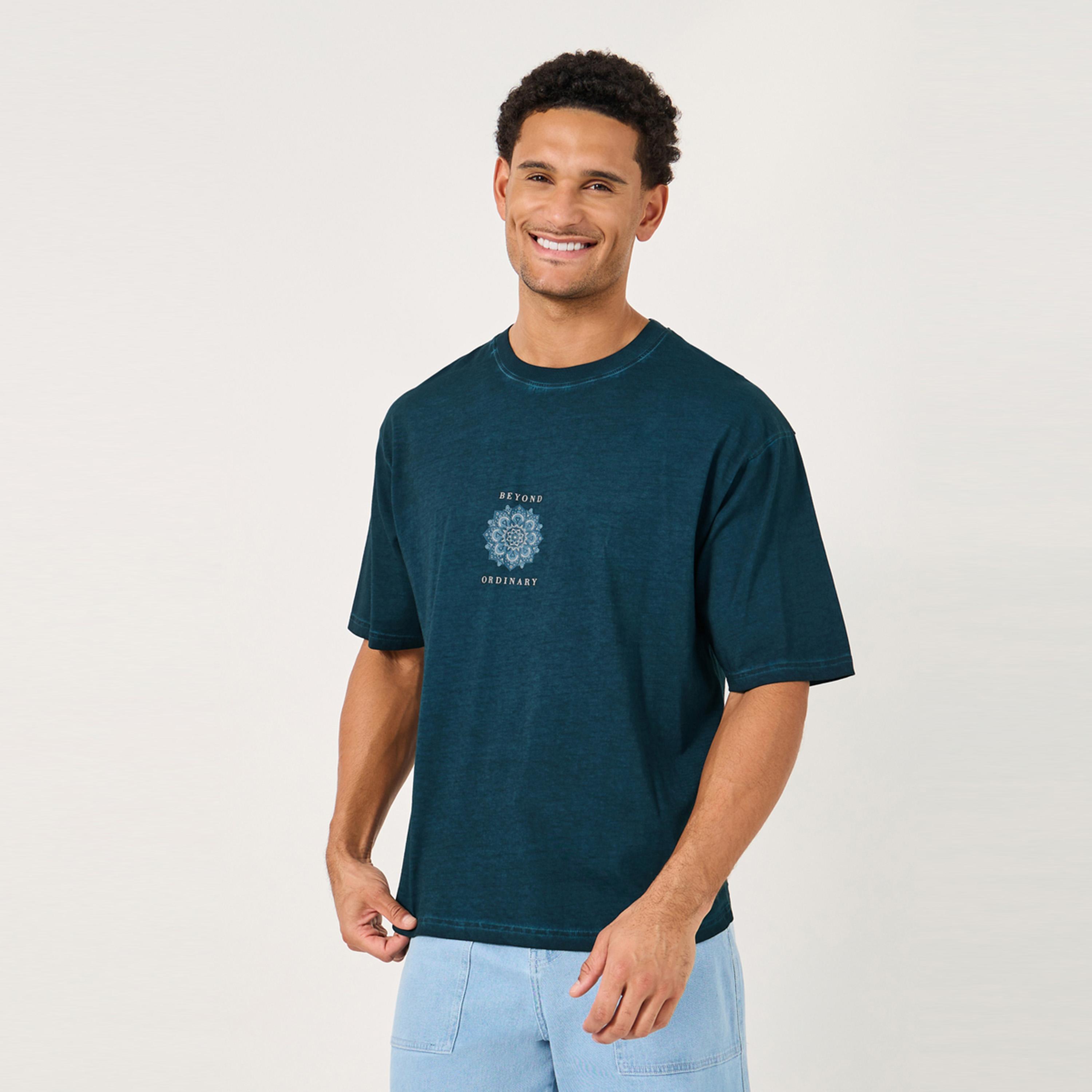 ستايلي - تي شيرت كبير الحجم بطباعة جرافيكية على الظهر ومظهر باهت-men-clothing-tshirtsandpolos-tshirts-image-2