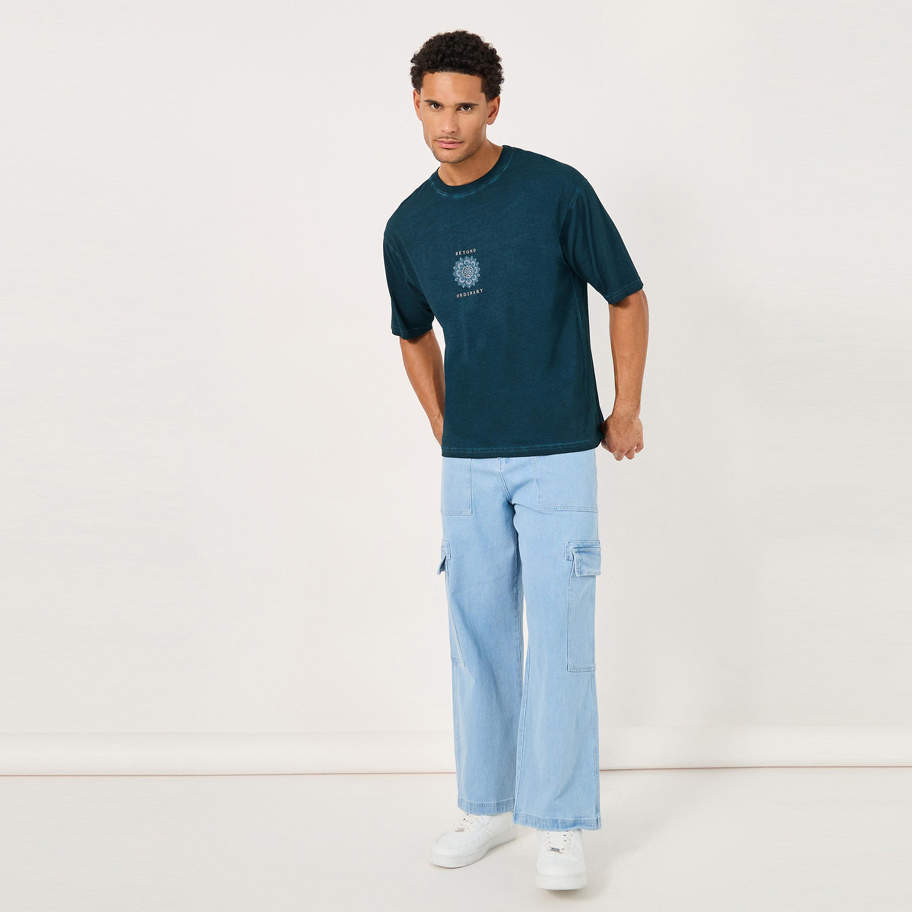 ستايلي - تي شيرت كبير الحجم بطباعة جرافيكية على الظهر ومظهر باهت-men-clothing-tshirtsandpolos-tshirts-image-3
