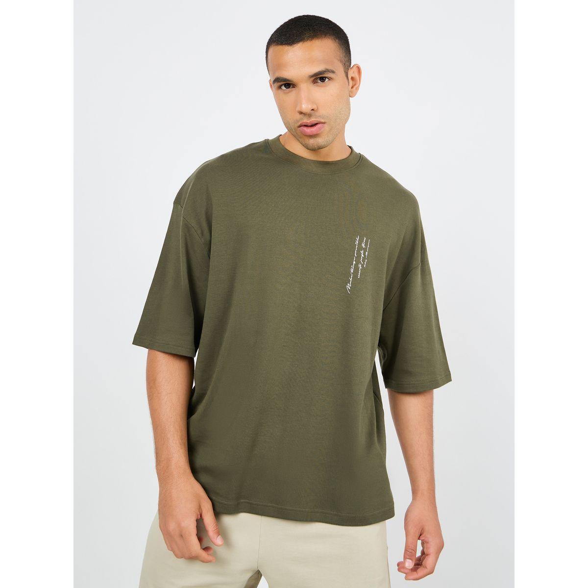 ستيلي بطبعة شعار بسيط ورقبة مقلدة ومقصورة وضيق تيشيرت بقياس مربع-men-clothing-tshirtsandpolos-tshirts-image-1