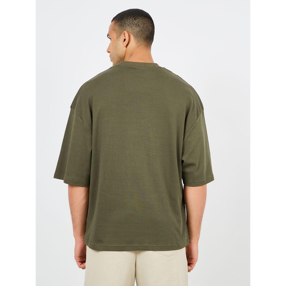ستيلي بطبعة شعار بسيط ورقبة مقلدة ومقصورة وضيق تيشيرت بقياس مربع-men-clothing-tshirtsandpolos-tshirts-image-4
