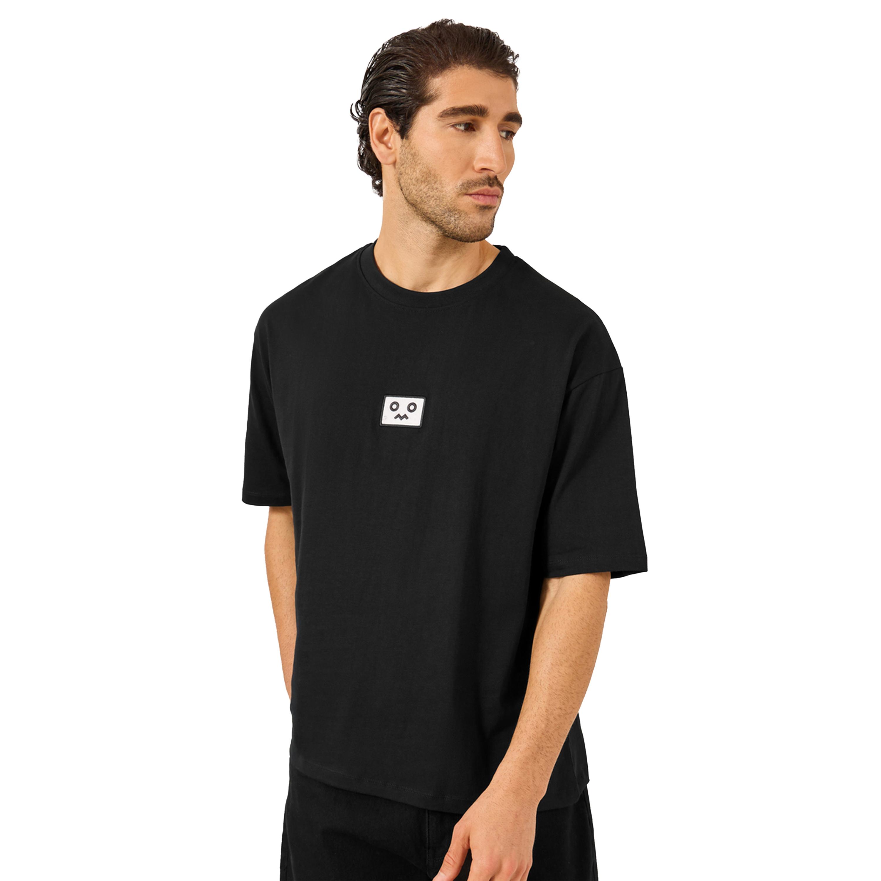 ستايلي - تي شيرت قطني كبير الحجم بتفاصيل شارة مطرزة-men-clothing-tshirtsandpolos-tshirts-image-1