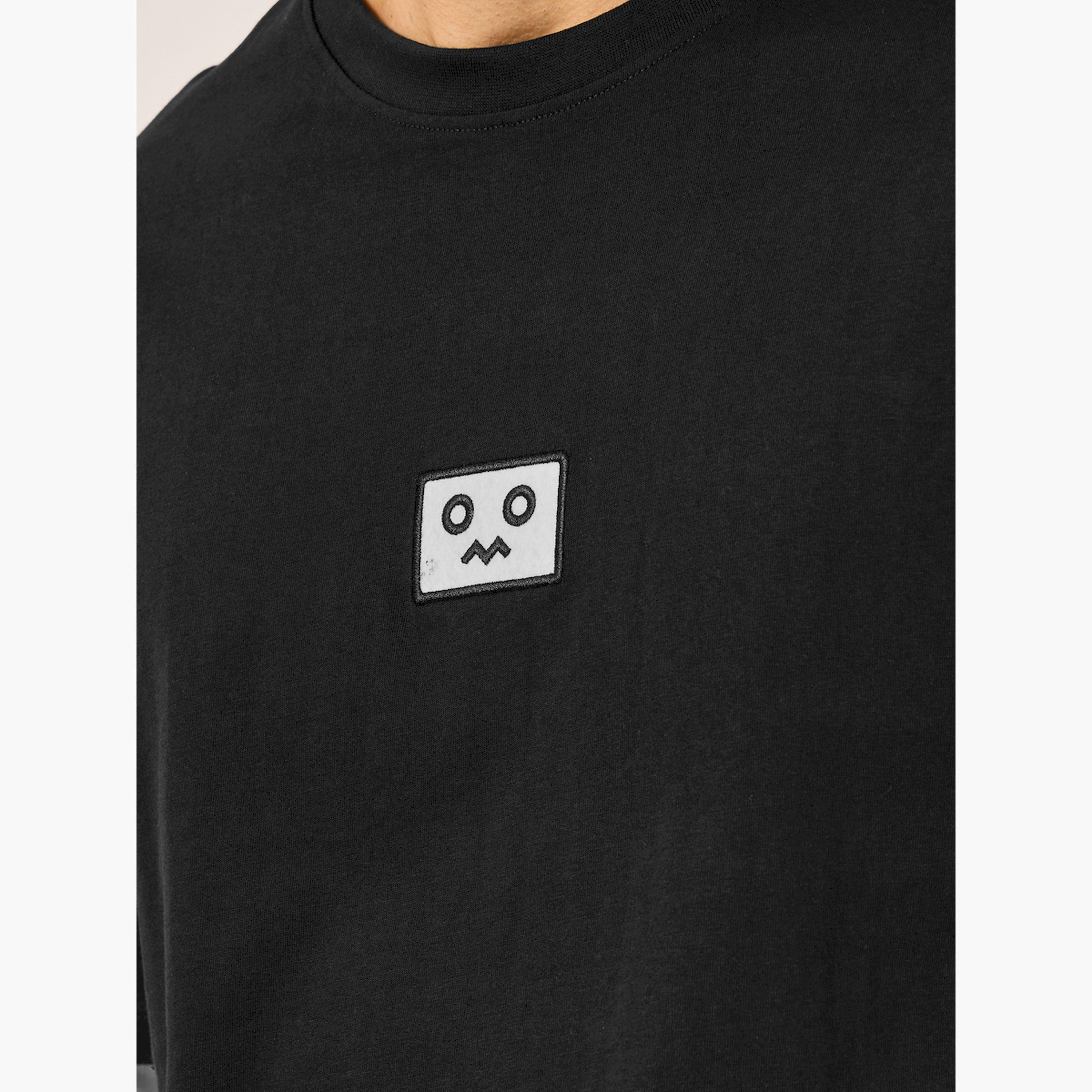 ستايلي - تي شيرت قطني كبير الحجم بتفاصيل شارة مطرزة-men-clothing-tshirtsandpolos-tshirts-image-3
