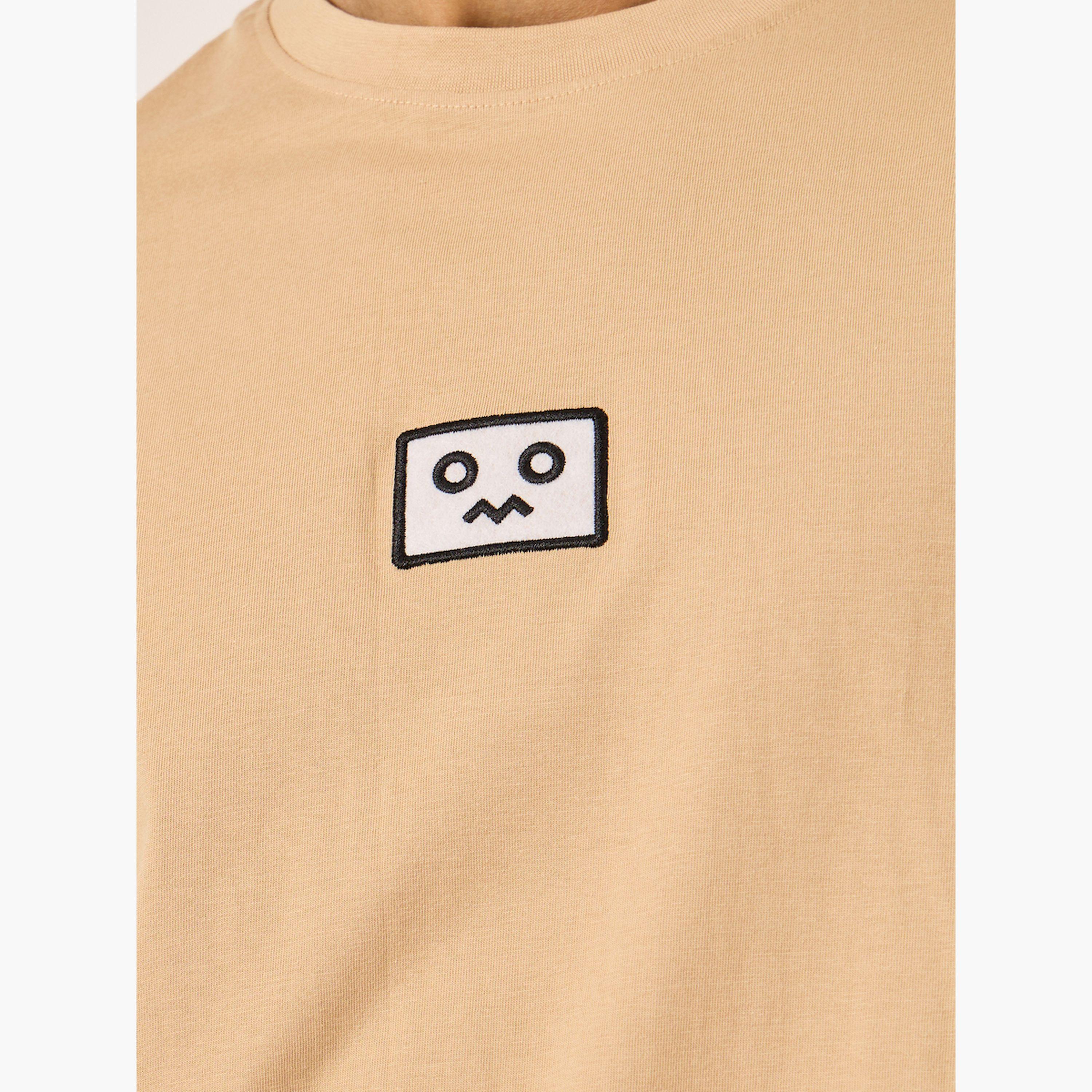 ستايلي - تي شيرت قطني كبير الحجم بتفاصيل شارة مطرزة-men-clothing-tshirtsandpolos-tshirts-image-3