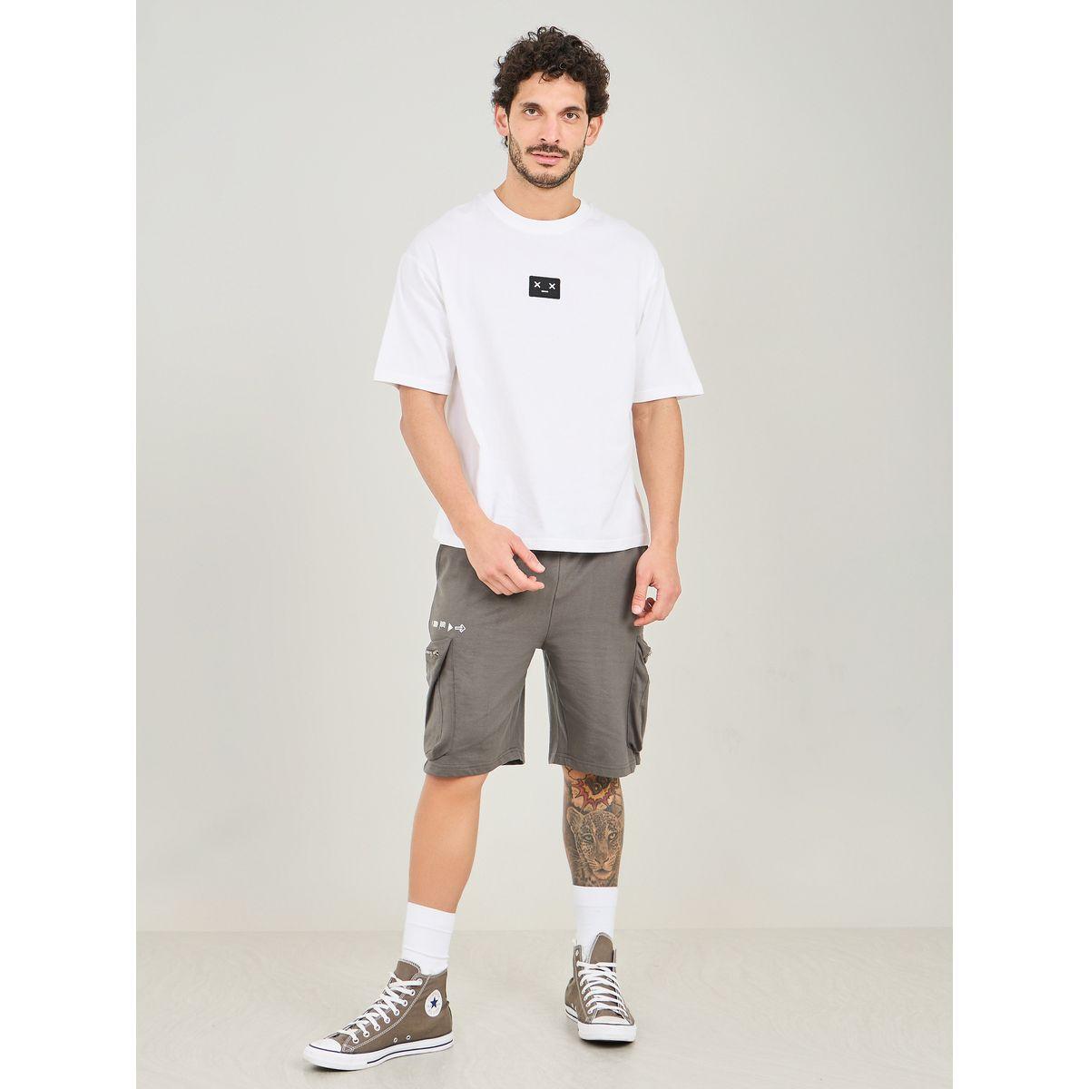 تيشيرت واسع مُطرّز بشارة مع اكمام قصيرة-men-clothing-tshirtsandpolos-tshirts-image-2