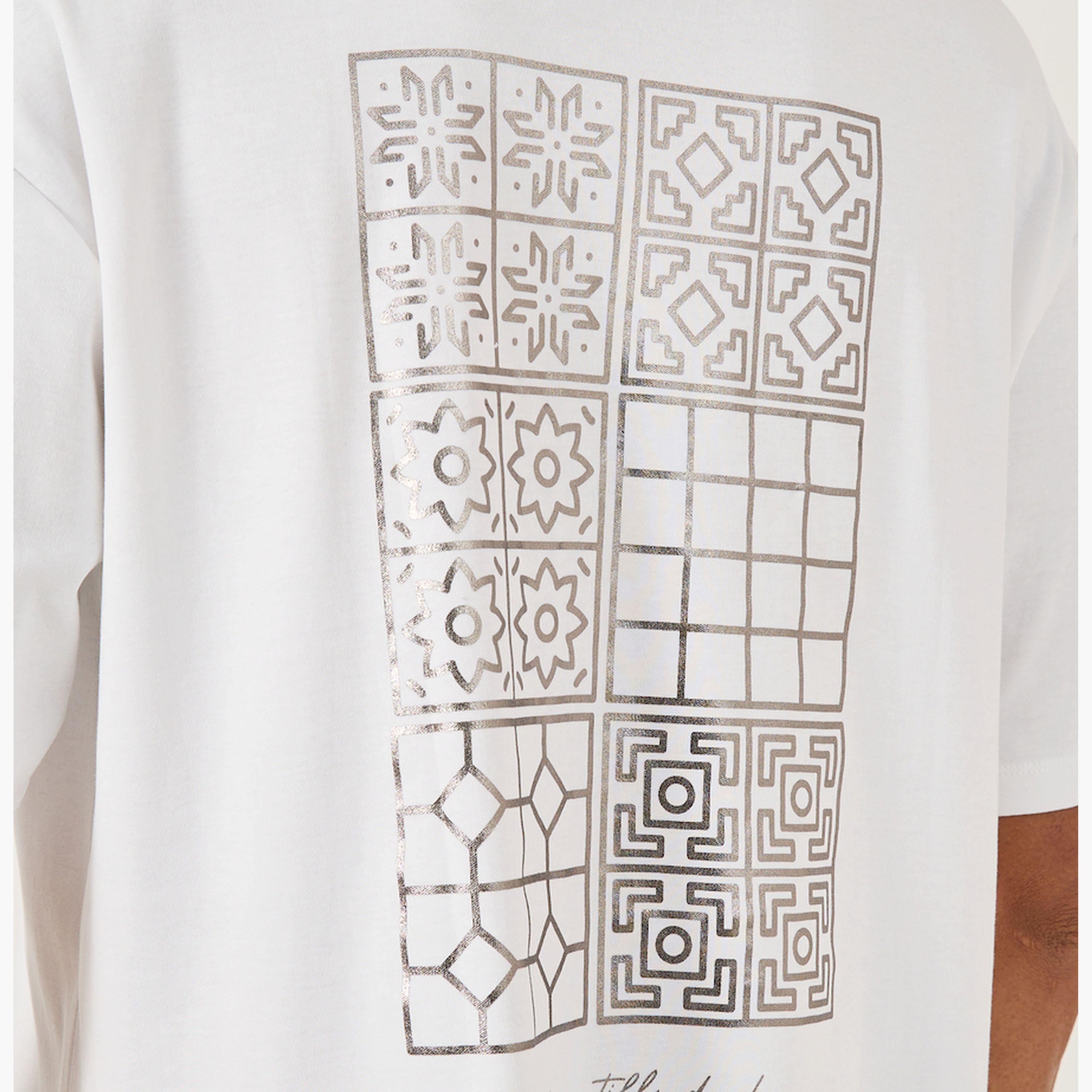 ستايلي - تي شيرت جرافيكي كبير الحجم برقبة دائرية-men-clothing-tshirtsandpolos-tshirts-image-4