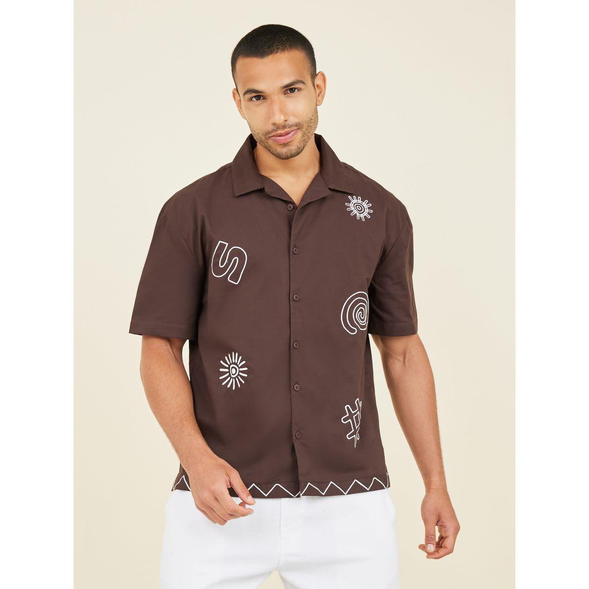 قميص بقصة مريحة مع تفاصيل مُطرّزة-men-clothing-shirts-image-2