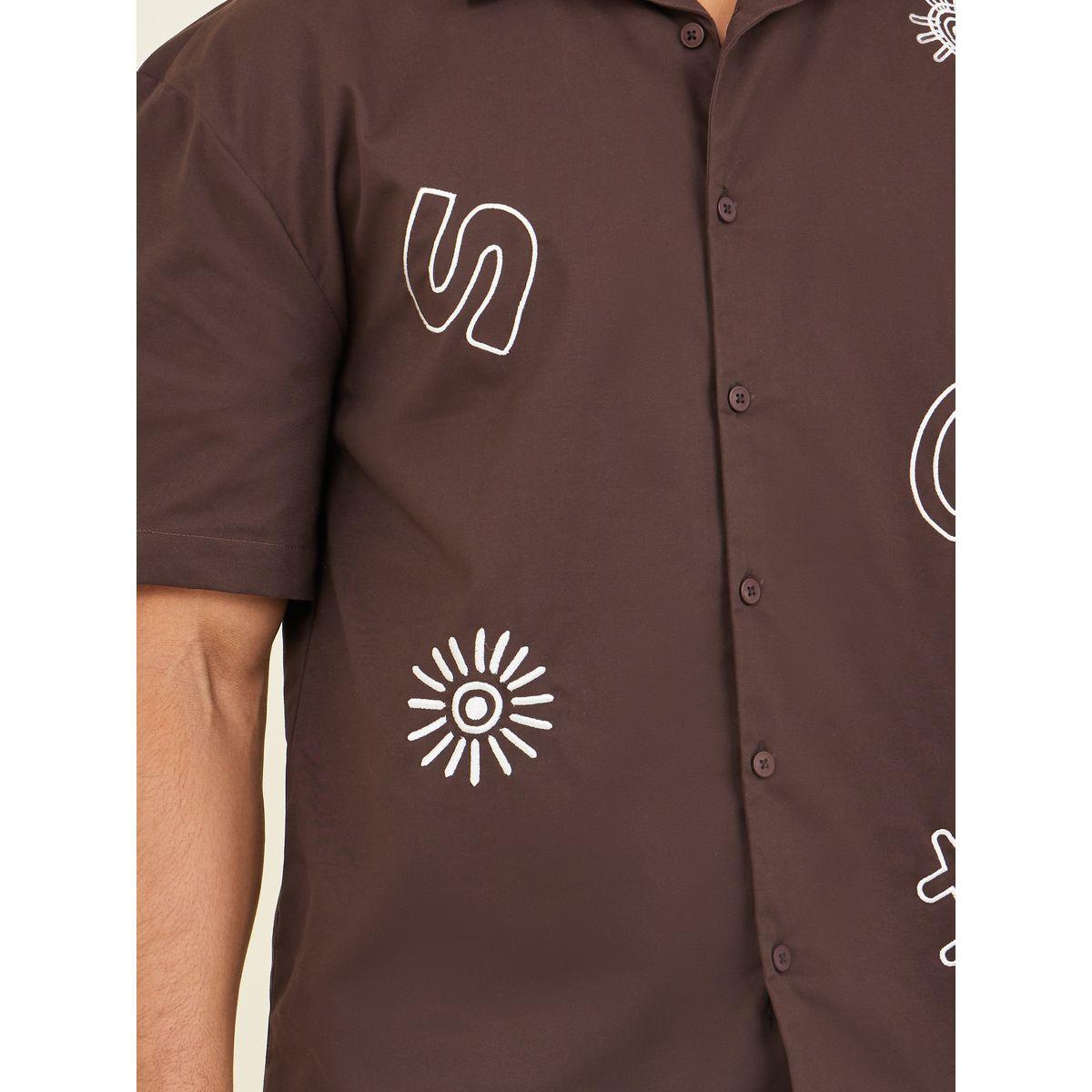 قميص بقصة مريحة مع تفاصيل مُطرّزة-men-clothing-shirts-image-4