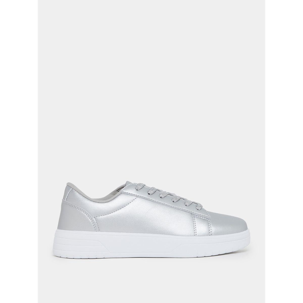 حذاء سنيكرز بتفاصيل براقة ورباط غلق-women-shoes-sneakers-image-2