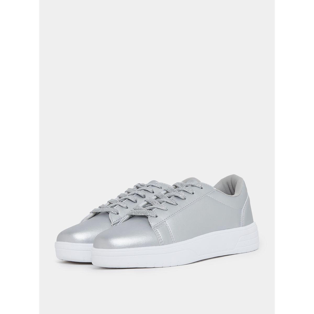 حذاء سنيكرز بتفاصيل براقة ورباط غلق-women-shoes-sneakers-image-3