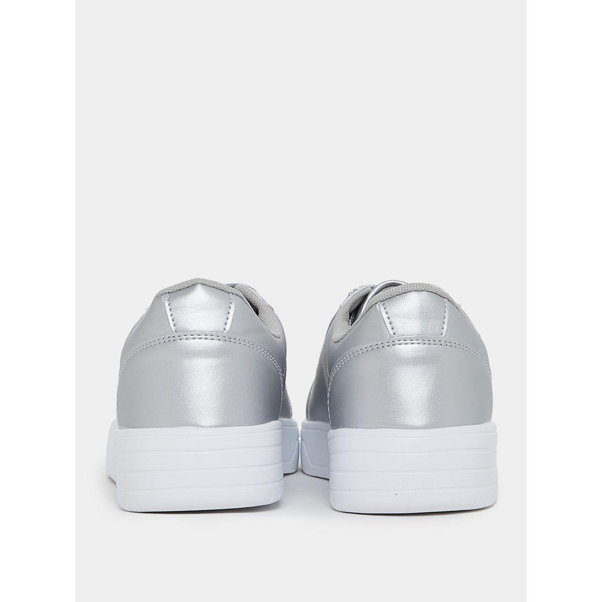حذاء سنيكرز بتفاصيل براقة ورباط غلق-women-shoes-sneakers-image-5
