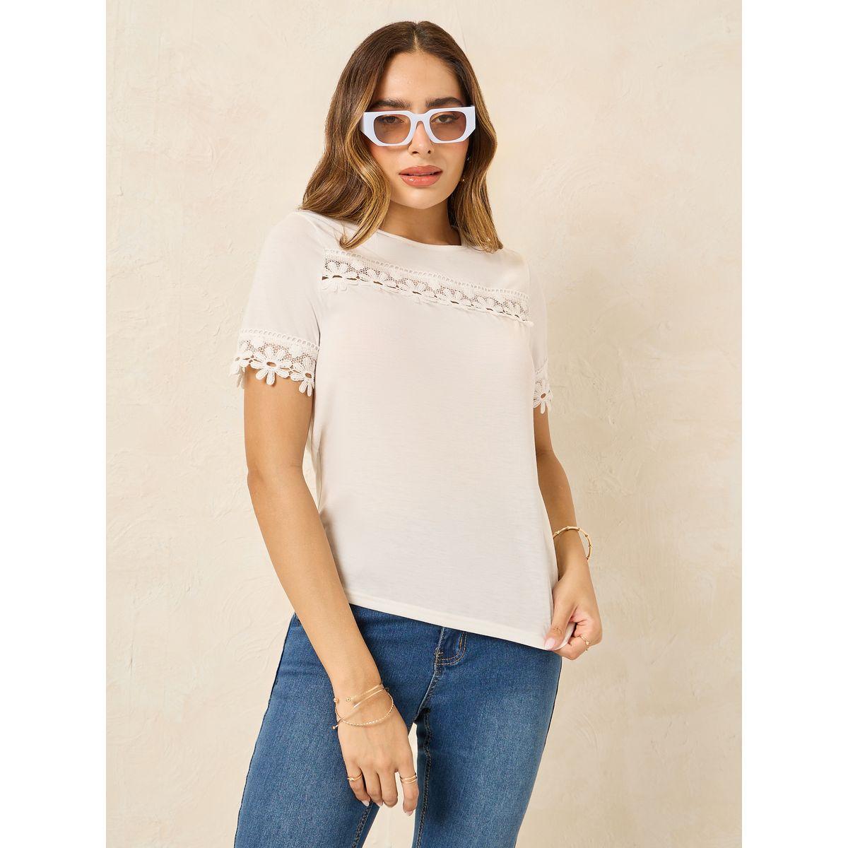 تيشيرت بياقة دائرية وتفاصيل دانتيل-women-clothing-tshirts-image-3