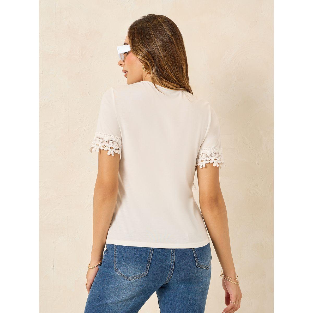 تيشيرت بياقة دائرية وتفاصيل دانتيل-women-clothing-tshirts-image-5