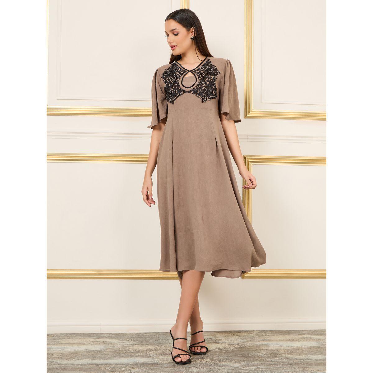 فستان ميدي بتفاصيل مُطرّزة مع ياقة بشق-women-clothing-dresses-image-1