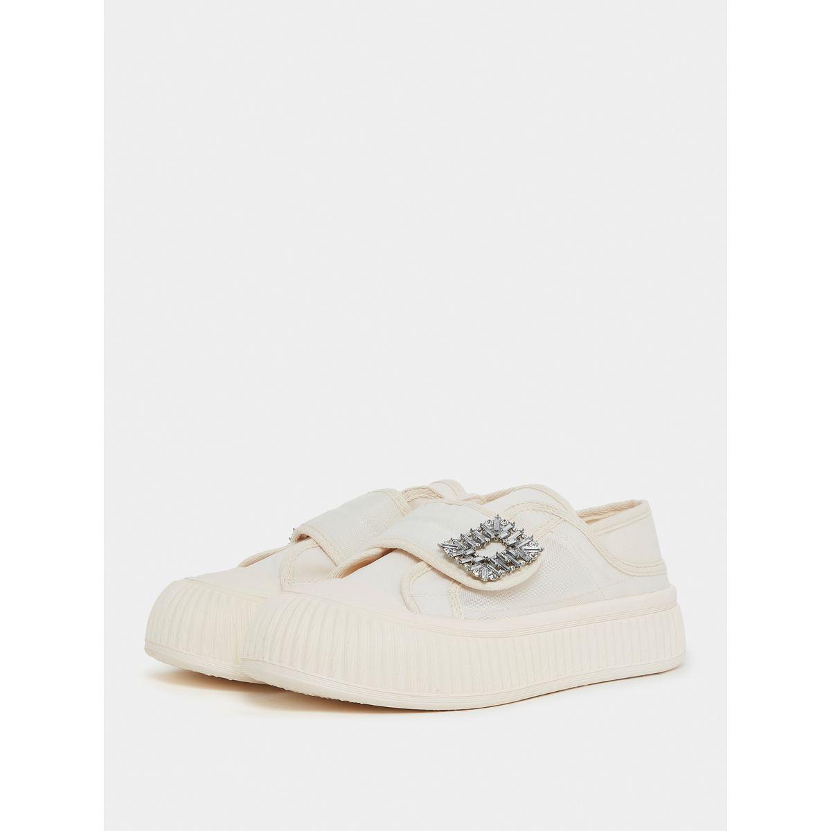 حذاء كاجوال بسير مع حلية منمقة بالاحجار-women-shoes-loafersandmoccasins-image-1