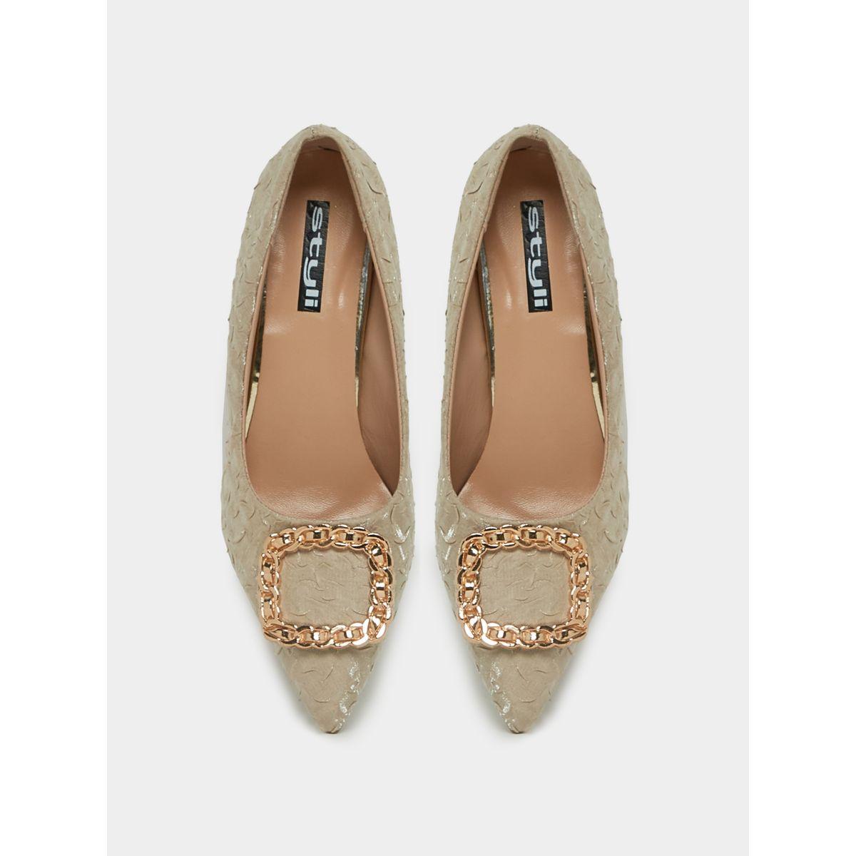 حذاء رسمي بمقدمة مدببة وحلية معدنية-women-shoes-heels-image-5