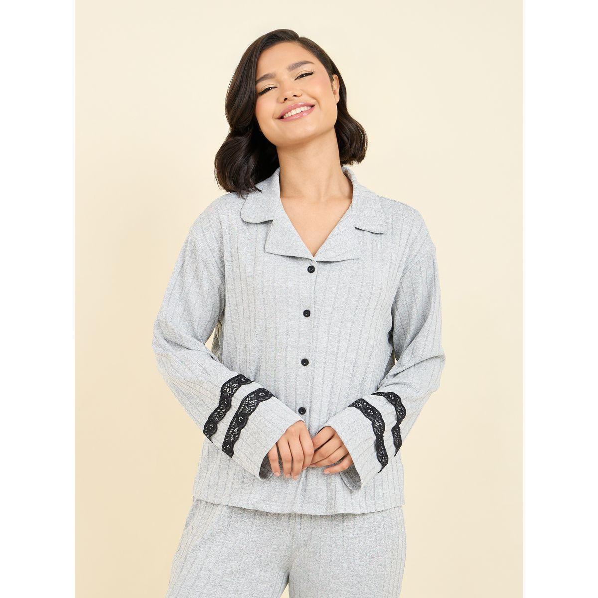 طقم من بنطال بيجاما مع بلوزة مضلعة بتفاصيل دانتيل-women-clothing-nightwear-pyjamas-longsets-image-2