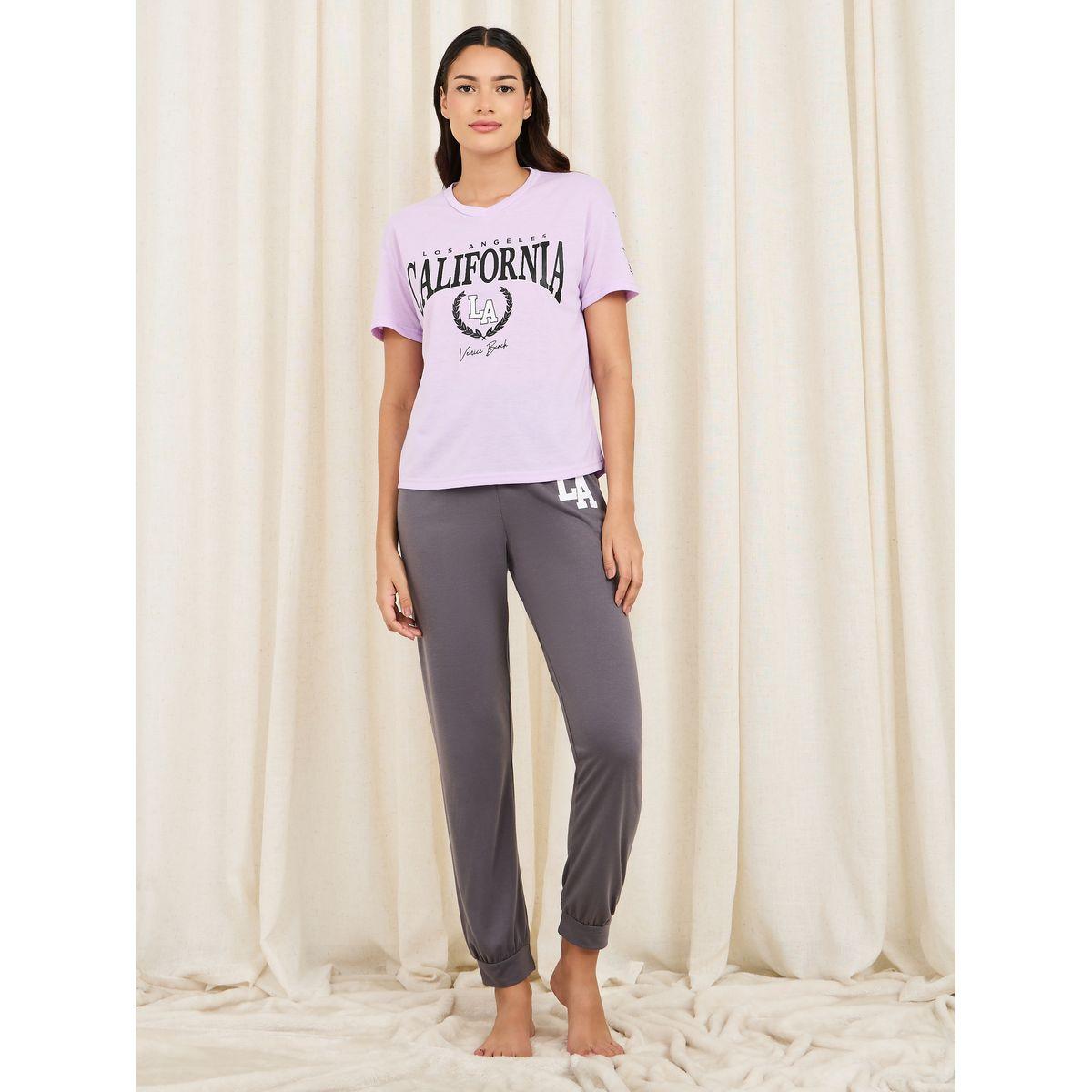 طقم من بنطال بيجاما مع تيشيرت بطبعة كتابة-women-clothing-nightwear-pyjamas-longsets-image-1