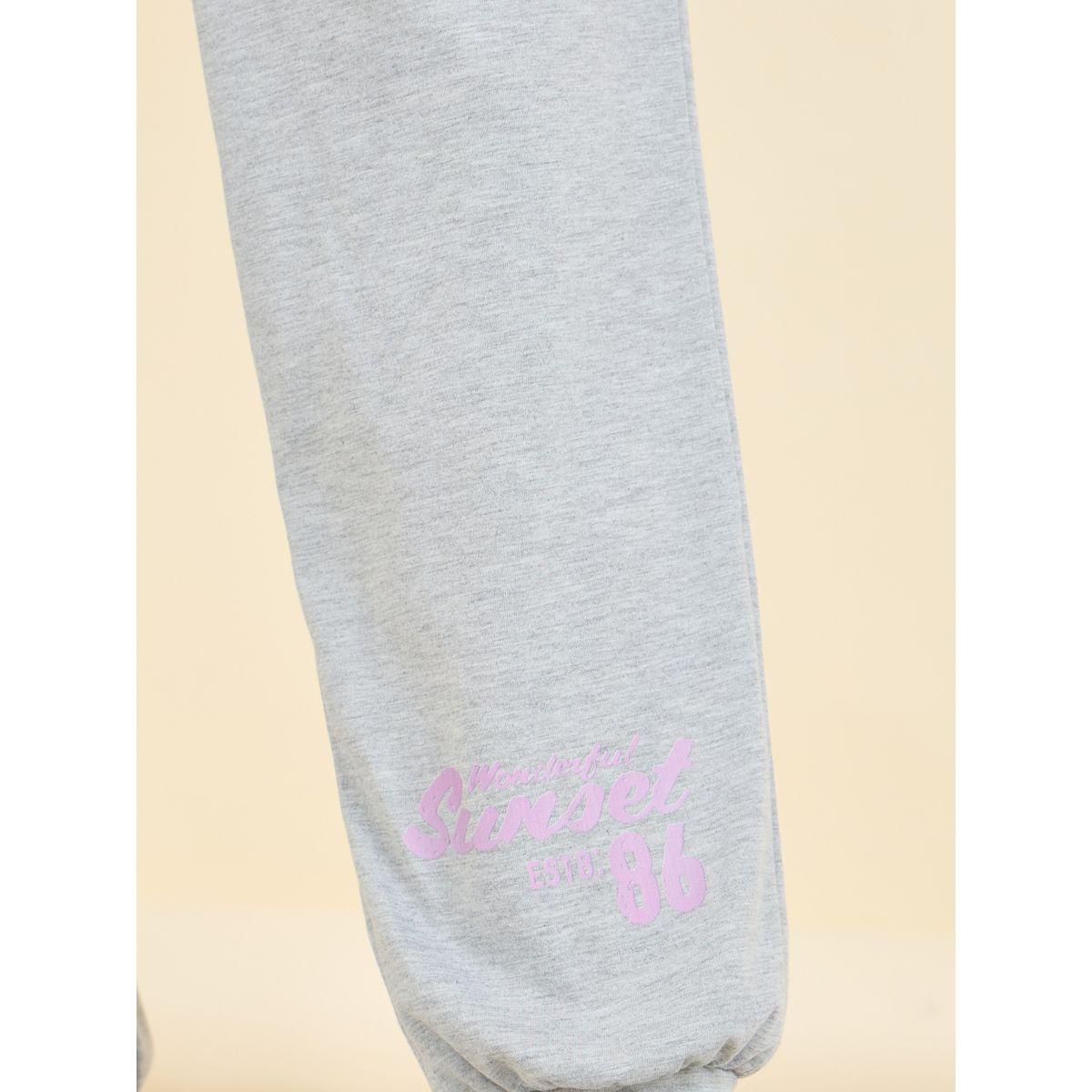 طقم من بنطال بيجاما مع تيشيرت بطبعة جرافيك-women-clothing-nightwear-pyjamas-longsets-image-4