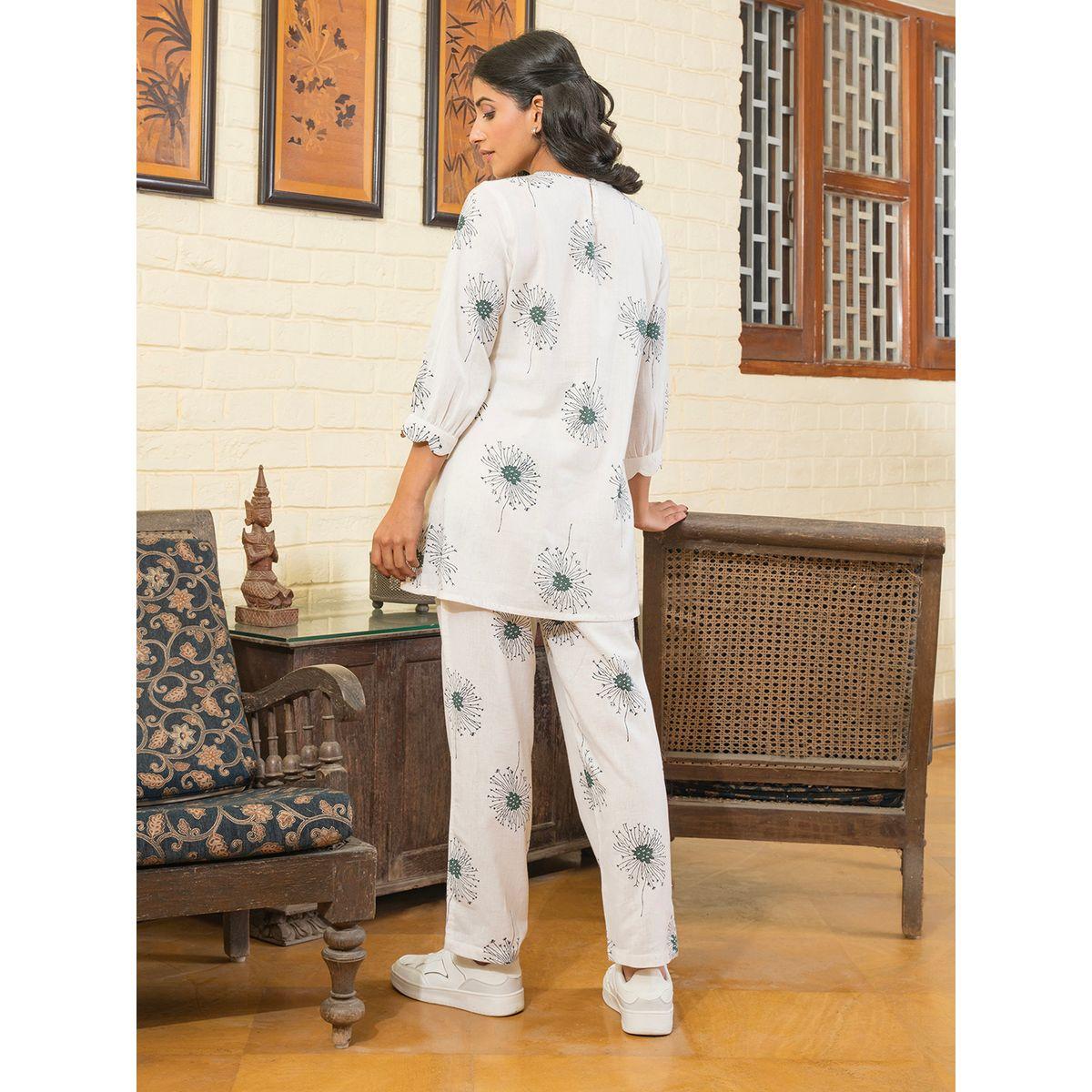 طقم منسق من بنطال وبلوزة مطبعة بالكامل سانسكريتي هومز × ستايلي-women-clothing-coordsets-image-3
