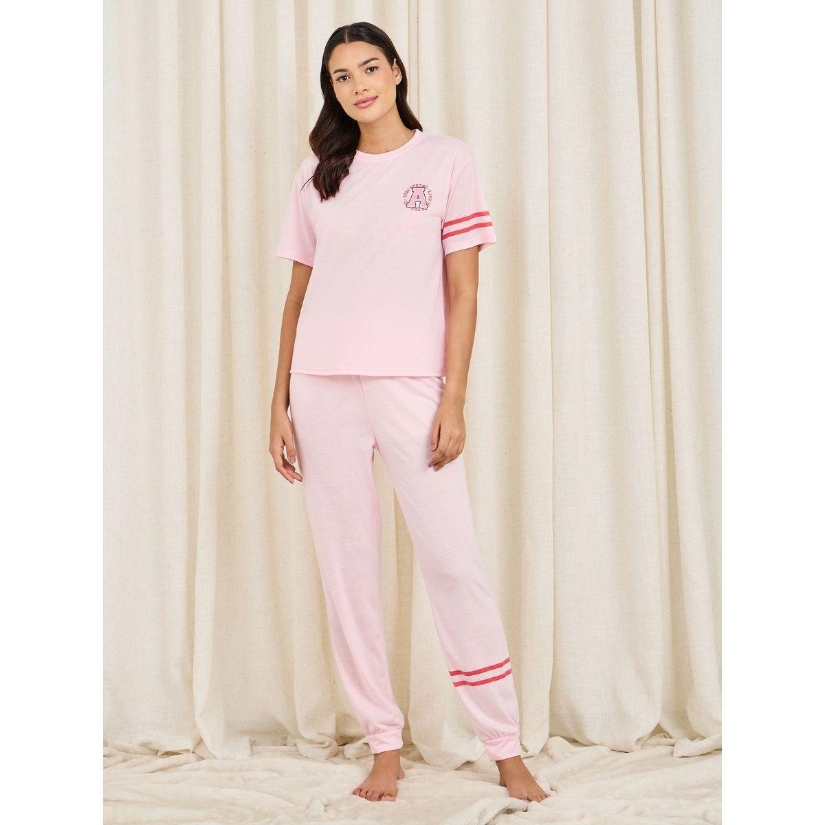 طقم من بنطال بيجاما مع تيشيرت بطبعة كتابة-women-clothing-nightwear-pyjamas-longsets-image-1