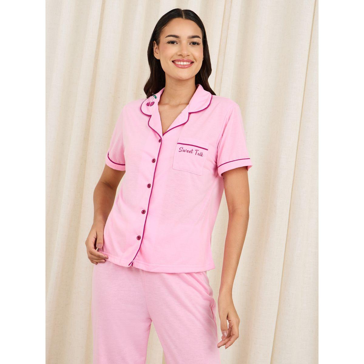 طقم من بنطال بيجاما مع بلوزة بتفاصيل محزوزة-women-clothing-nightwear-pyjamas-longsets-image-3